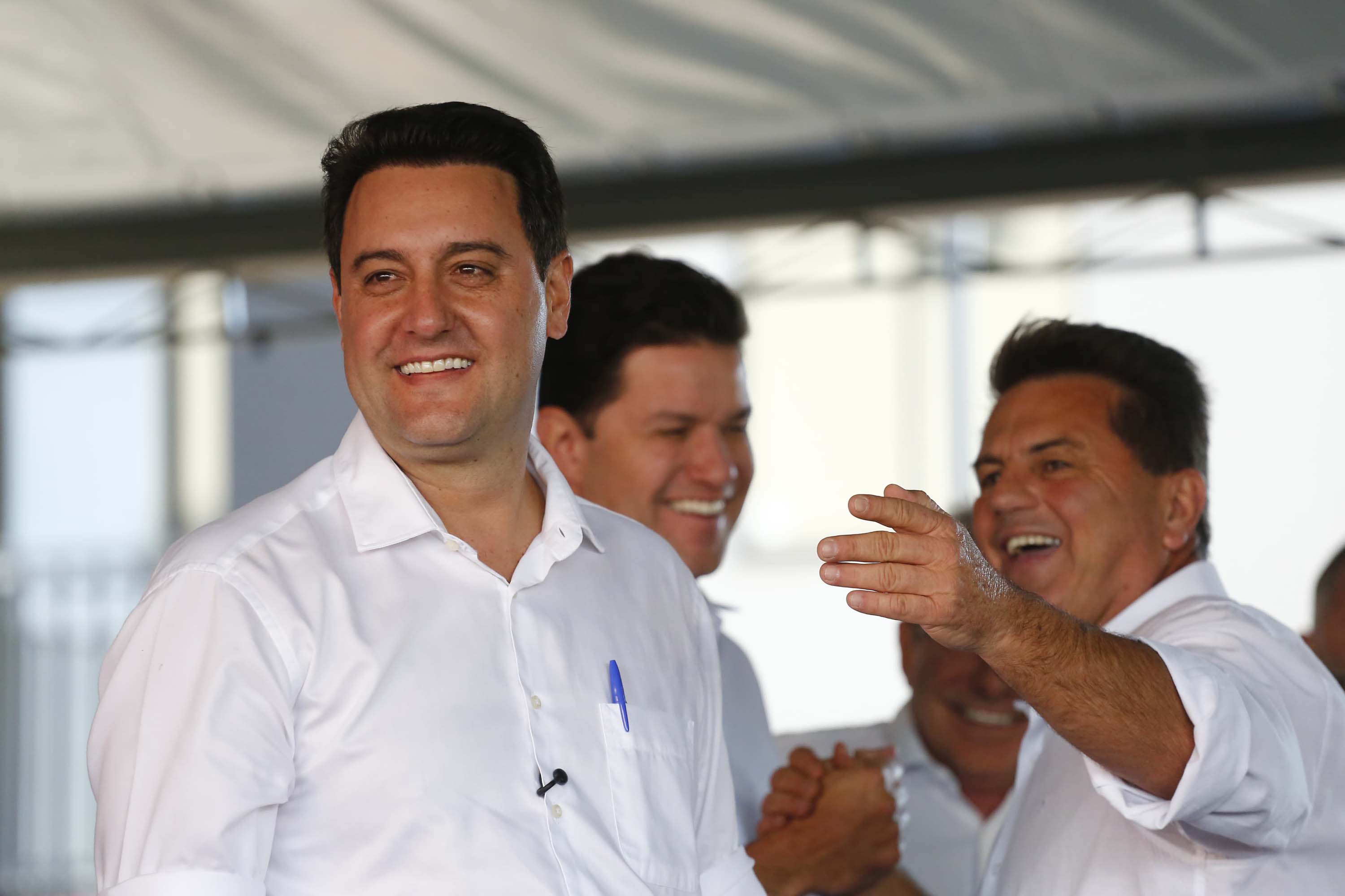 O governador Carlos Massa Ratinho Junior participou nesta sexta-feira (9) da entrega de um conjunto habitacional com 528 apartamentos em Guarapuava, na região Centro-Sul do Estado. O empreendimento recebeu R$ 2,47 milhões em investimentos do Governo do Estado, por meio do programa Casa Fácil Paraná, para subsidiar valores de entrada para 149 famílias.  Durante o evento, o governador também recebeu o projeto de engenharia para a ampliação da PR-170, assinou um convênio para a aquisição de equipamentos rodovi