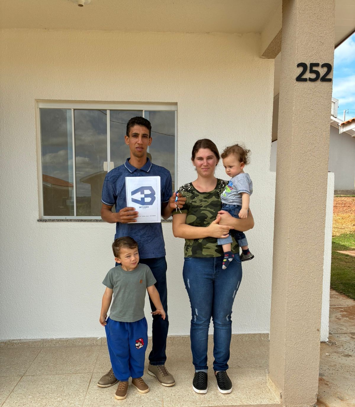 48 famílias de Japira recebem as chaves da moradia própria com apoio do Casa Fácil