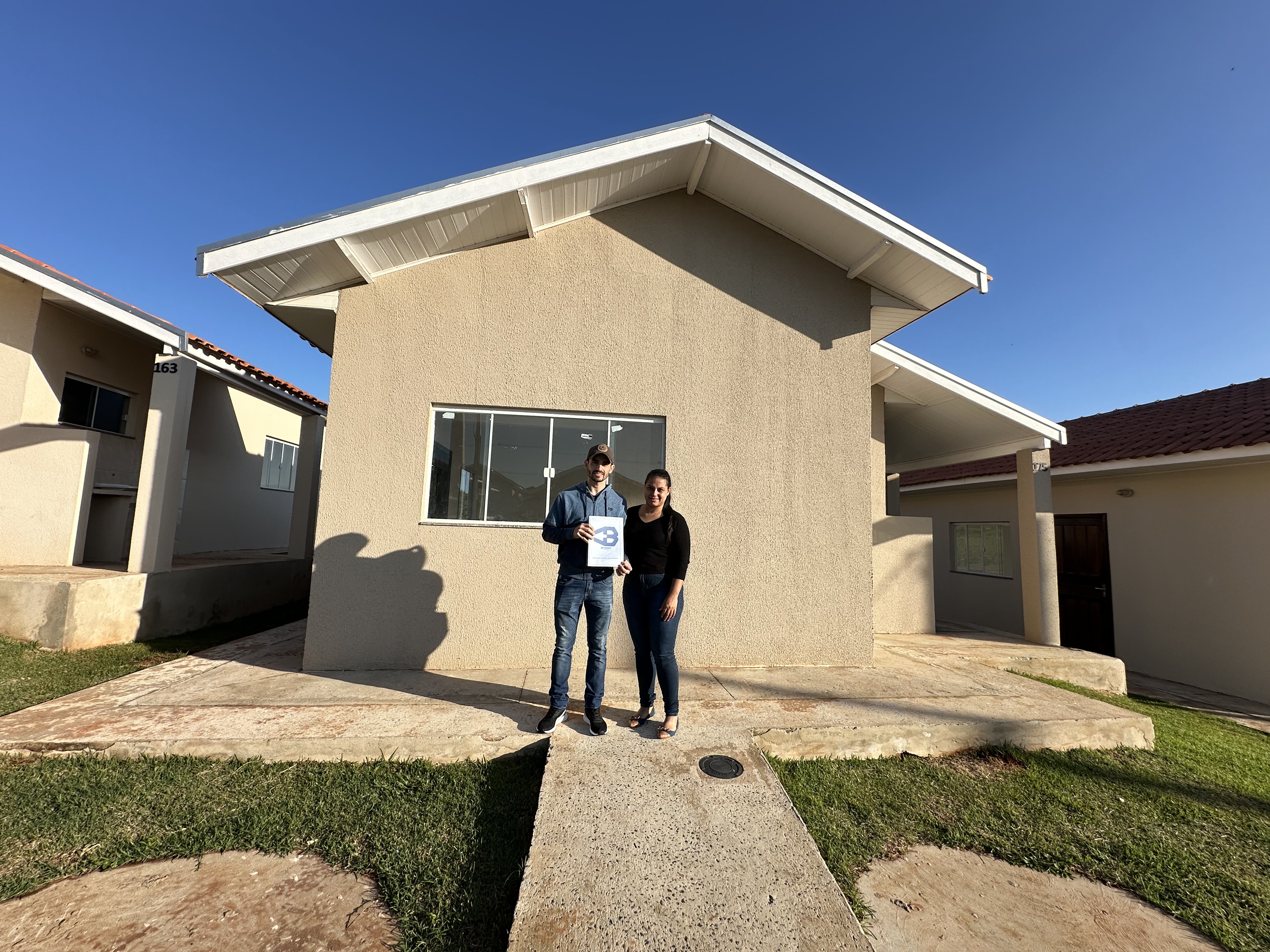 48 famílias de Japira recebem as chaves da moradia própria com apoio do Casa Fácil