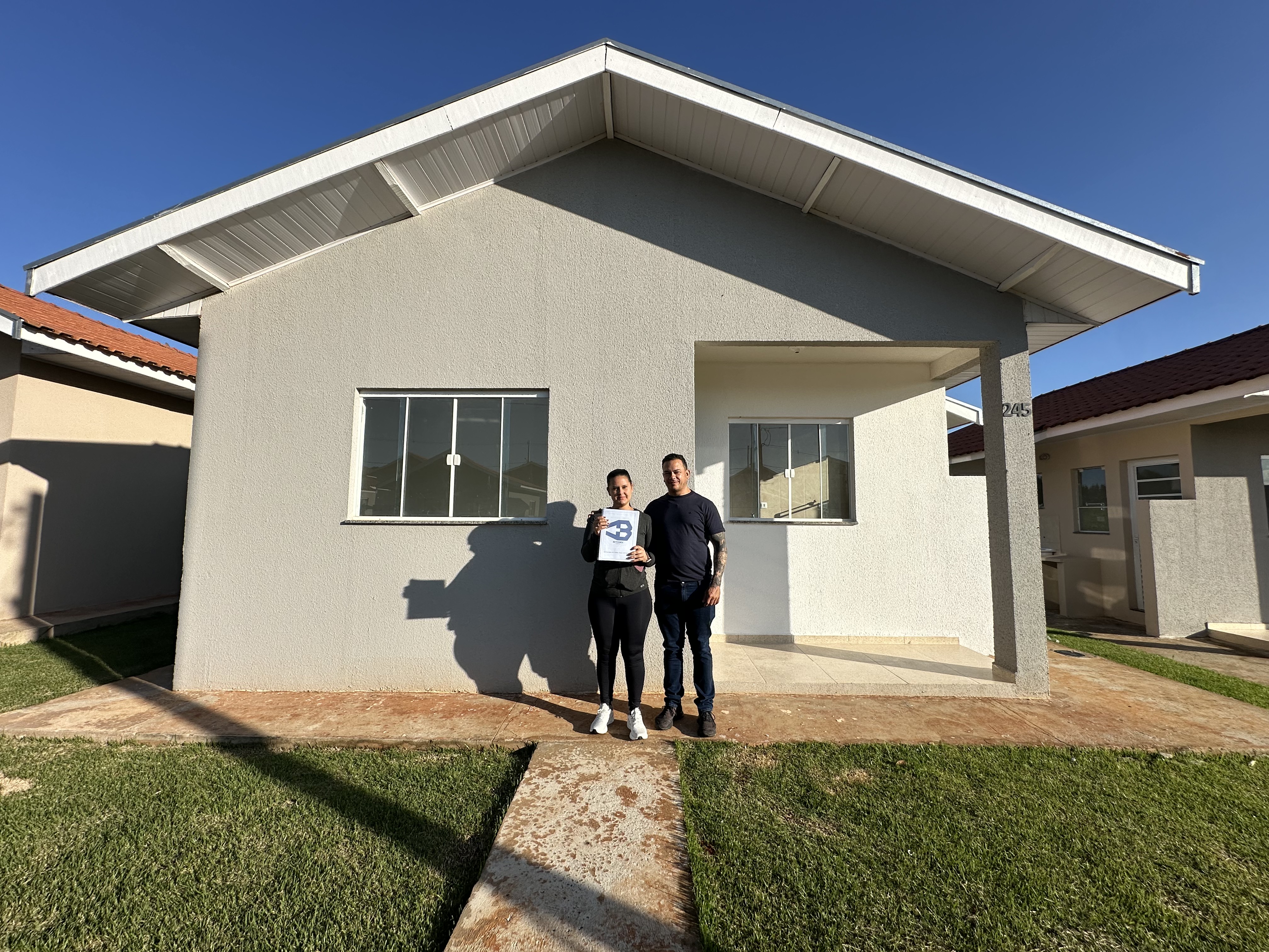 48 famílias de Japira recebem as chaves da moradia própria com apoio do Casa Fácil