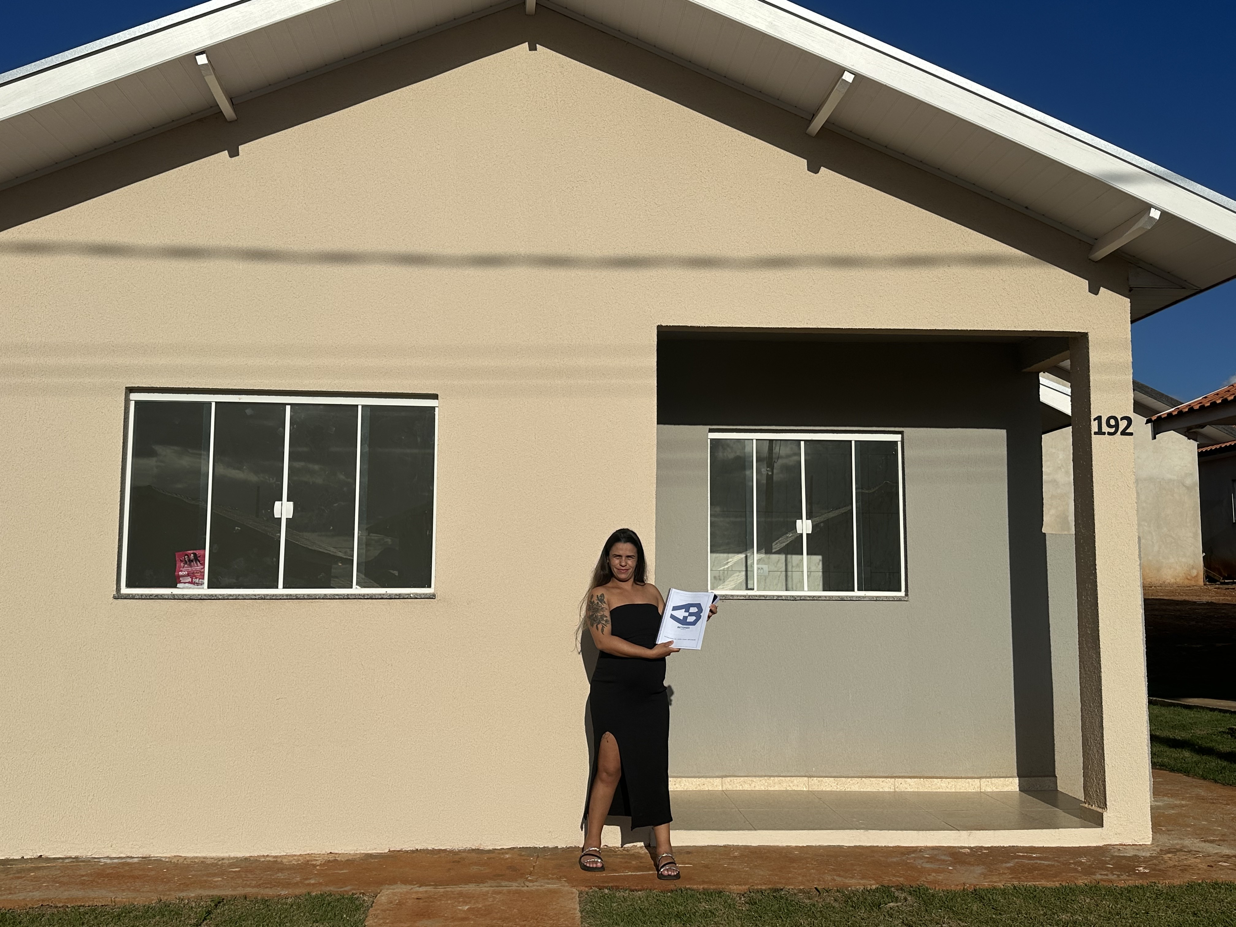 48 famílias de Japira recebem as chaves da moradia própria com apoio do Casa Fácil