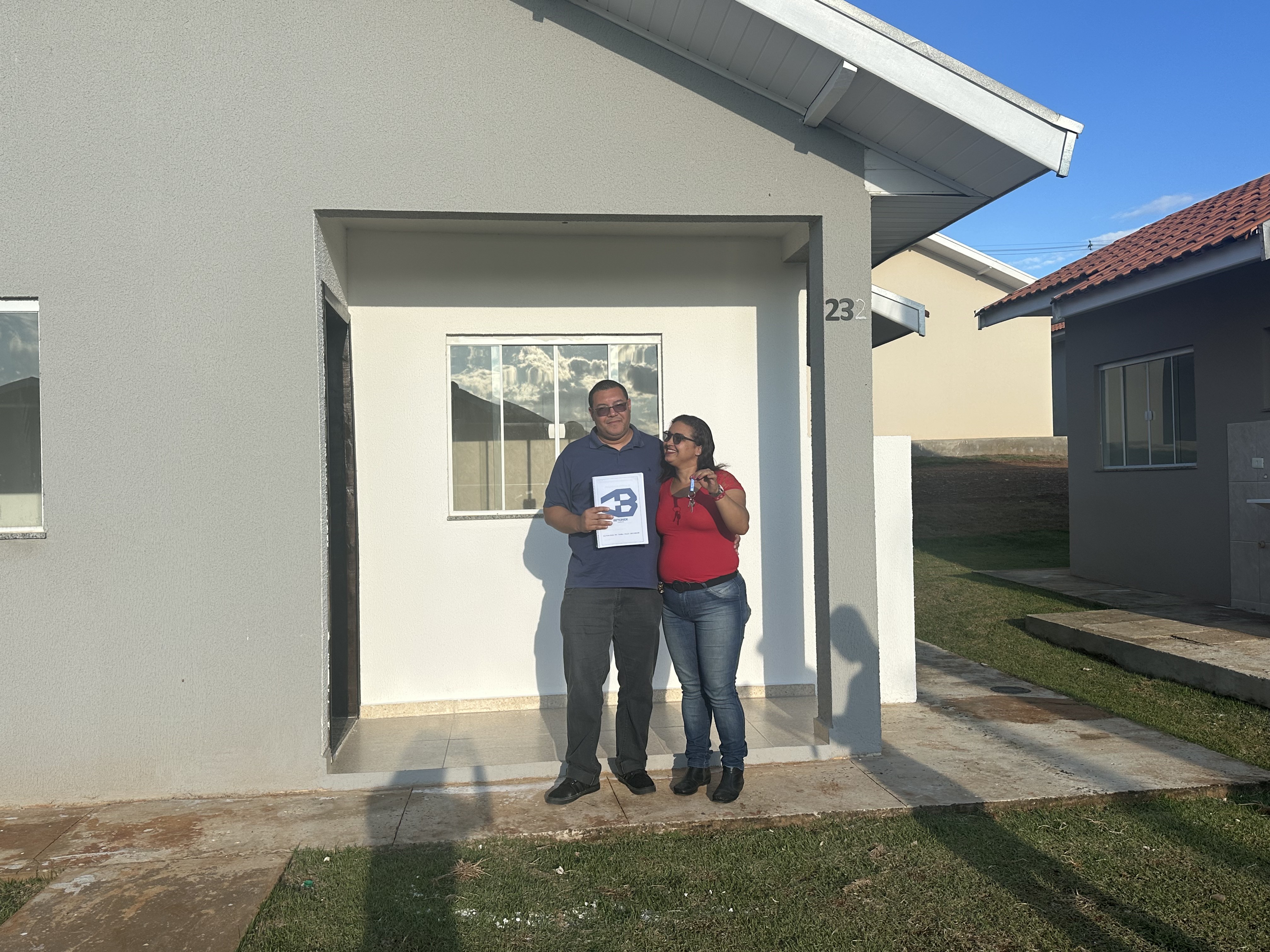 48 famílias de Japira recebem as chaves da moradia própria com apoio do Casa Fácil