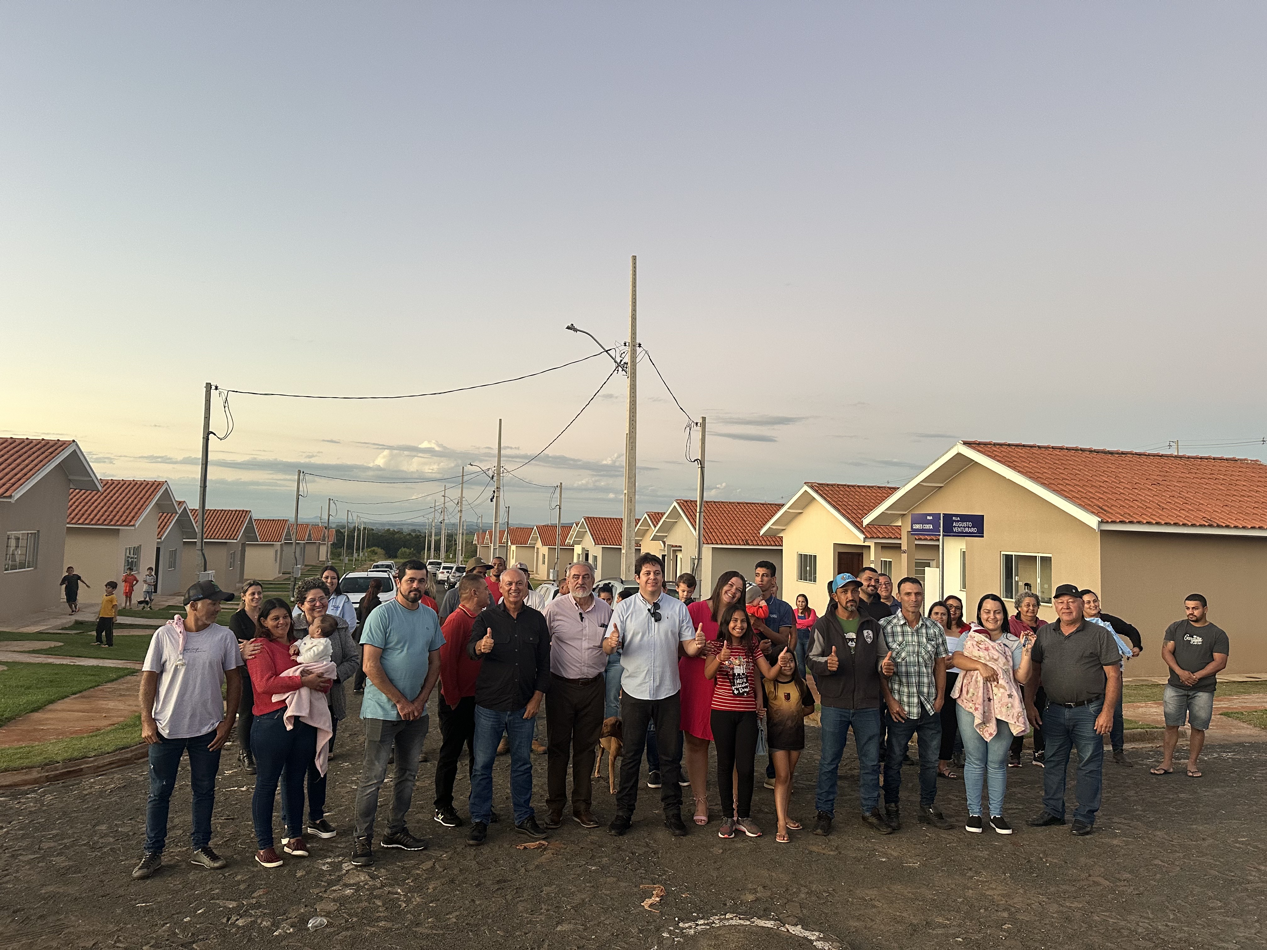 48 famílias de Japira recebem as chaves da moradia própria com apoio do Casa Fácil