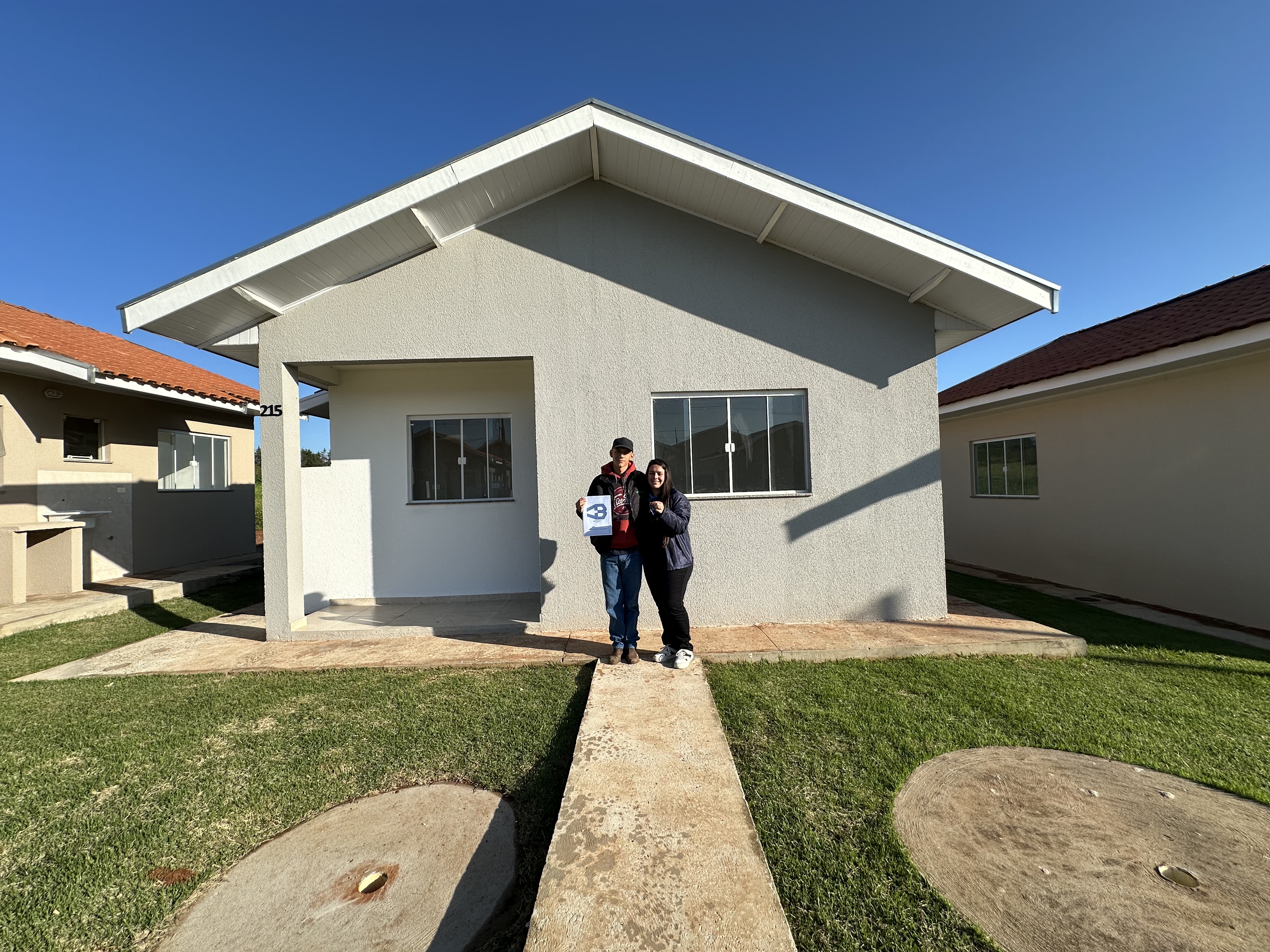 48 famílias de Japira recebem as chaves da moradia própria com apoio do Casa Fácil