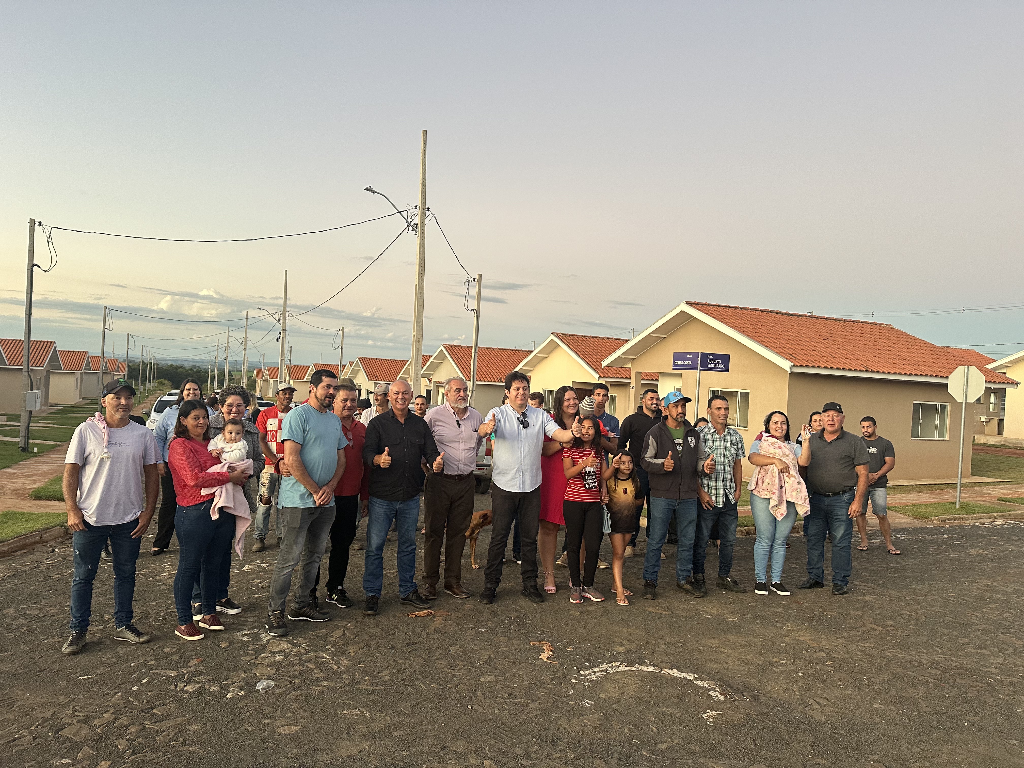 48 famílias de Japira recebem as chaves da moradia própria com apoio do Casa Fácil