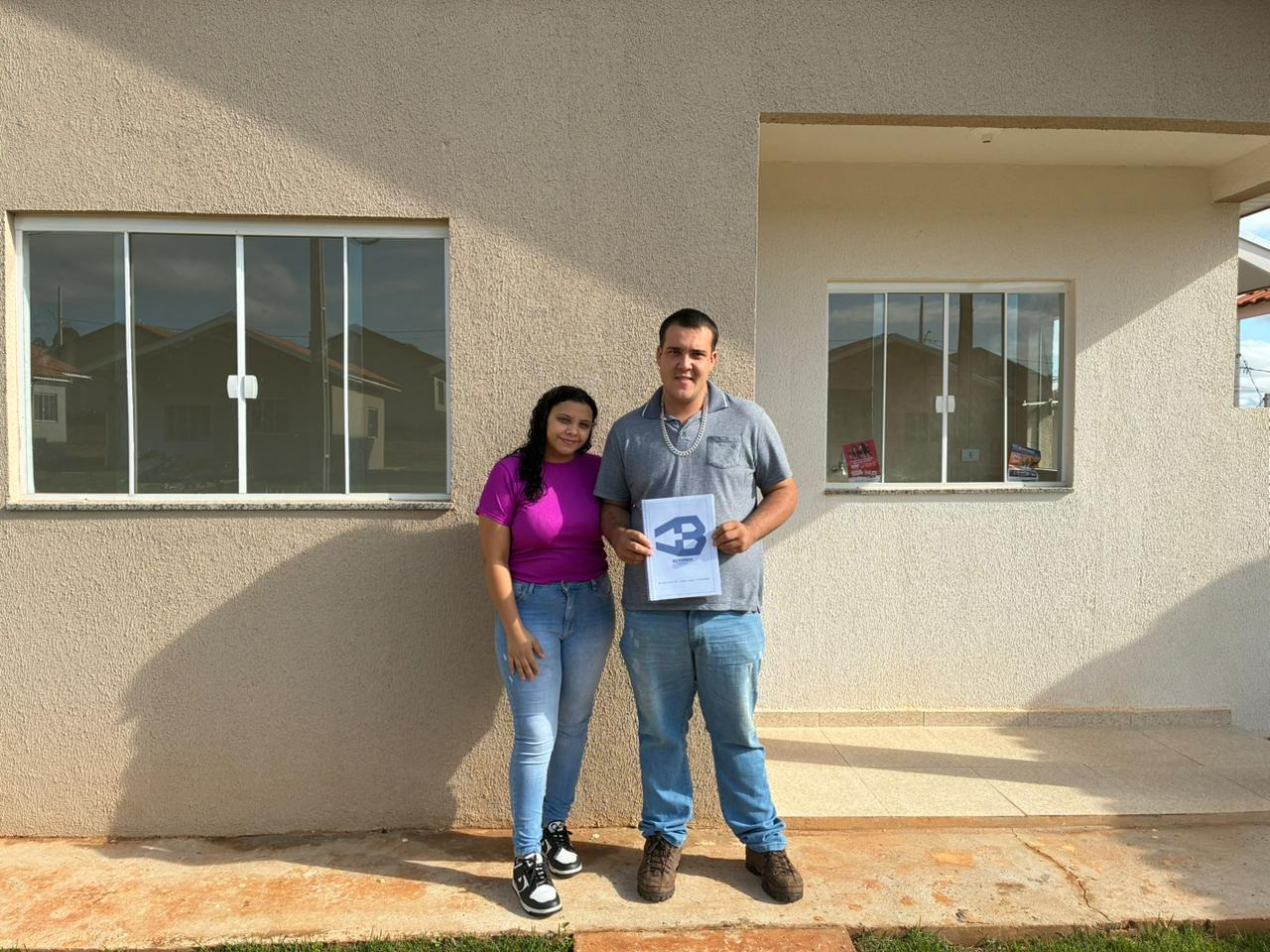 48 famílias de Japira recebem as chaves da moradia própria com apoio do Casa Fácil