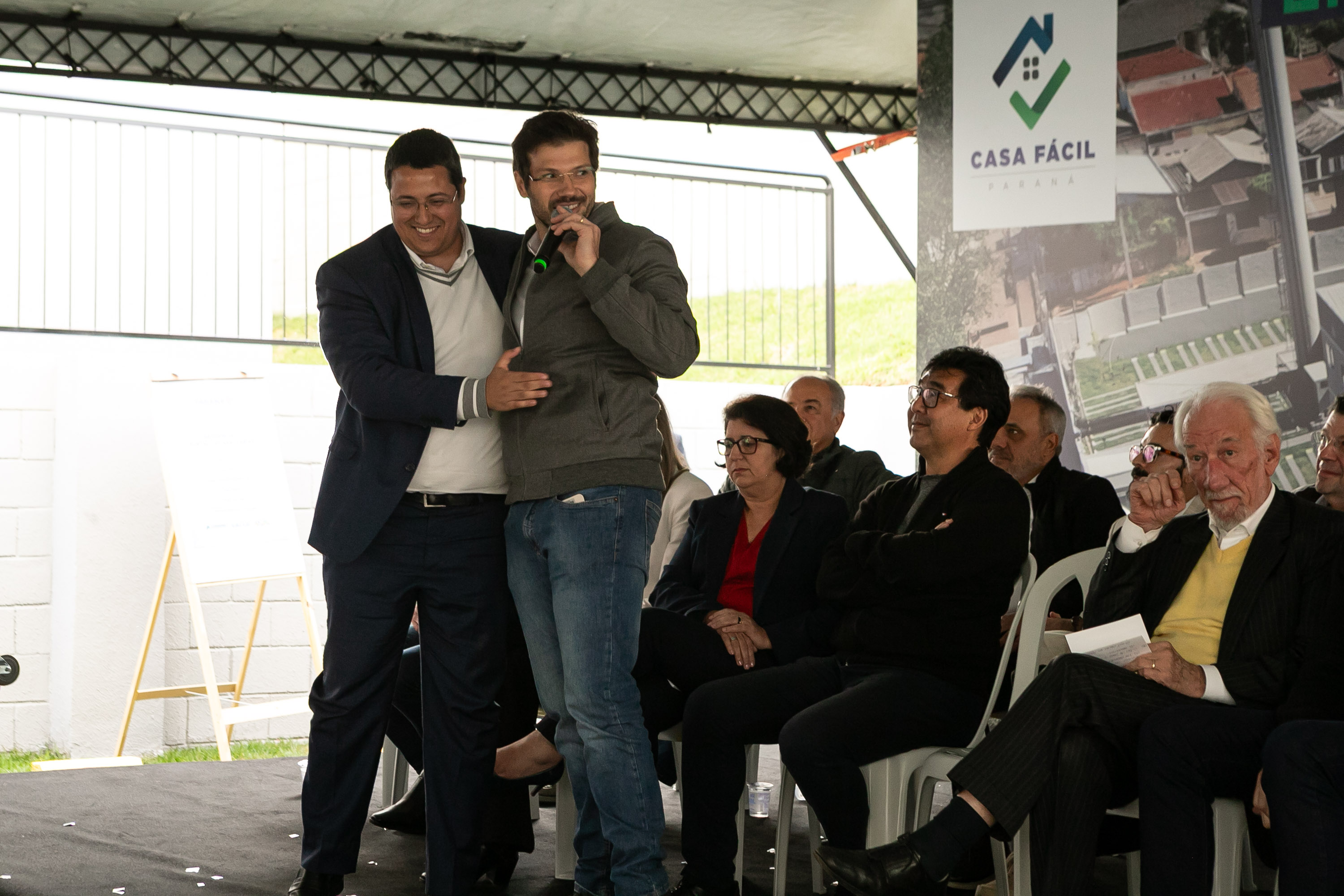 Estado entrega residencial com 128 apartamentos para atender famílias de Londrina