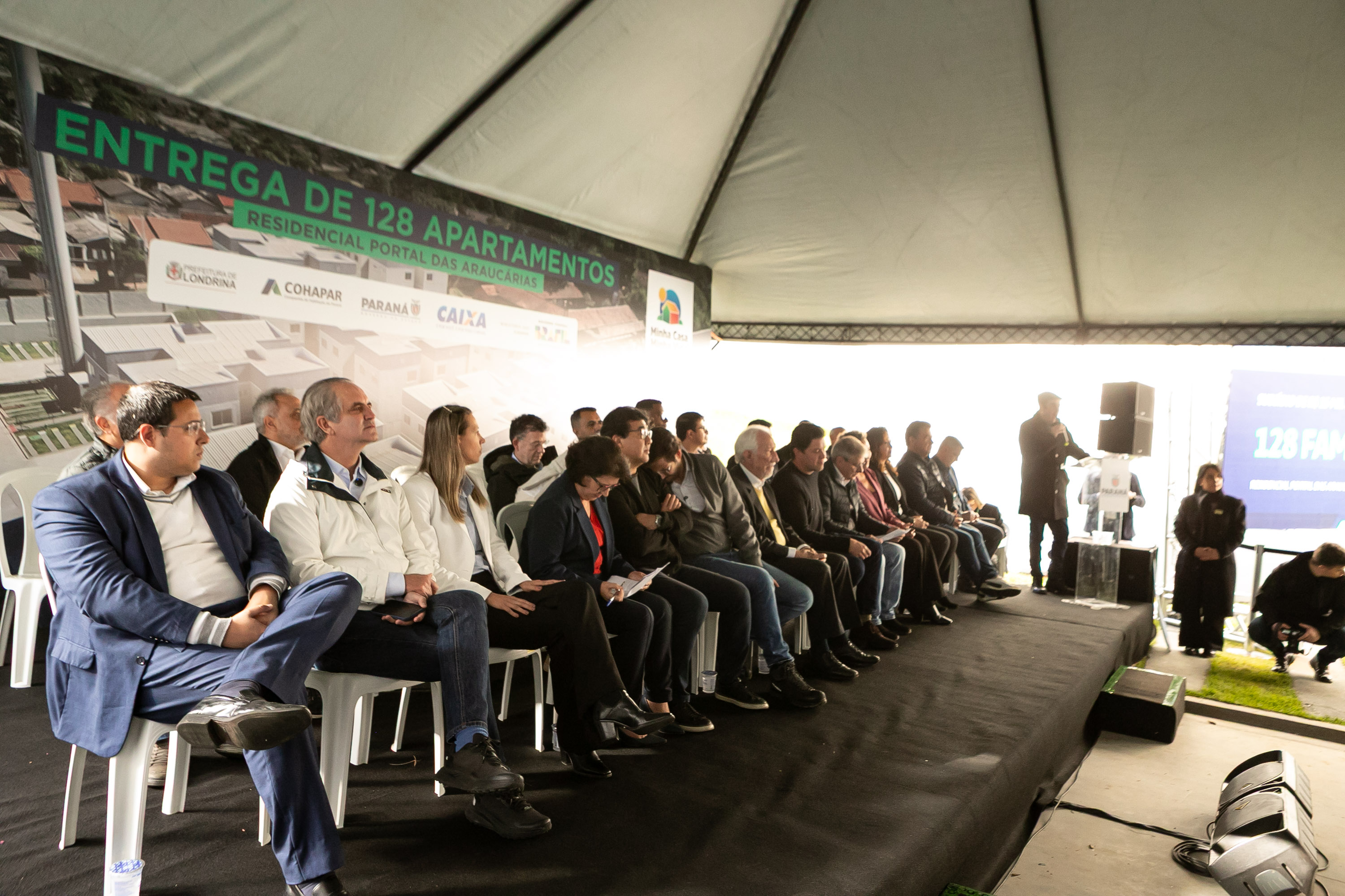 Estado entrega residencial com 128 apartamentos para atender famílias de Londrina