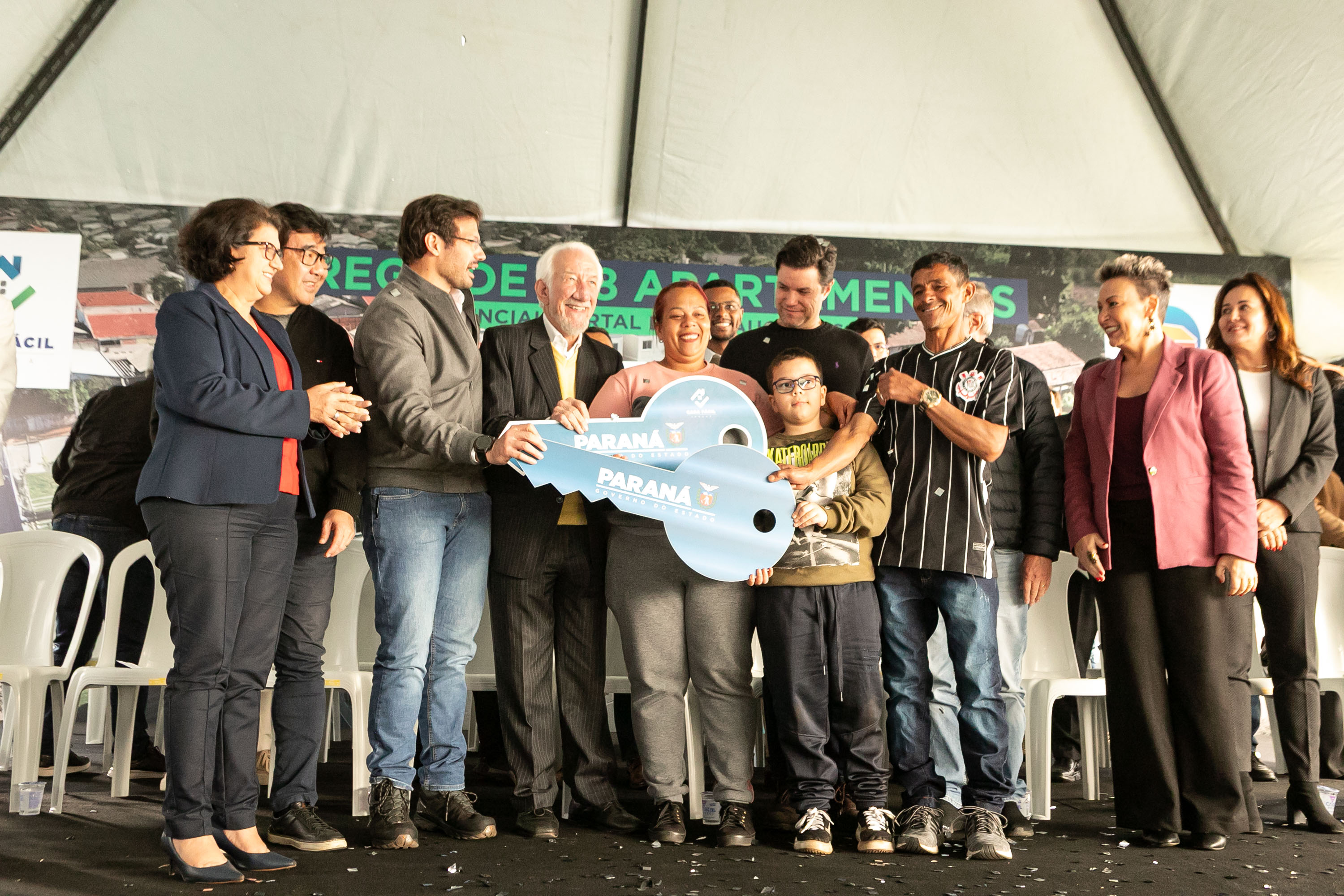 Estado entrega residencial com 128 apartamentos para atender famílias de Londrina