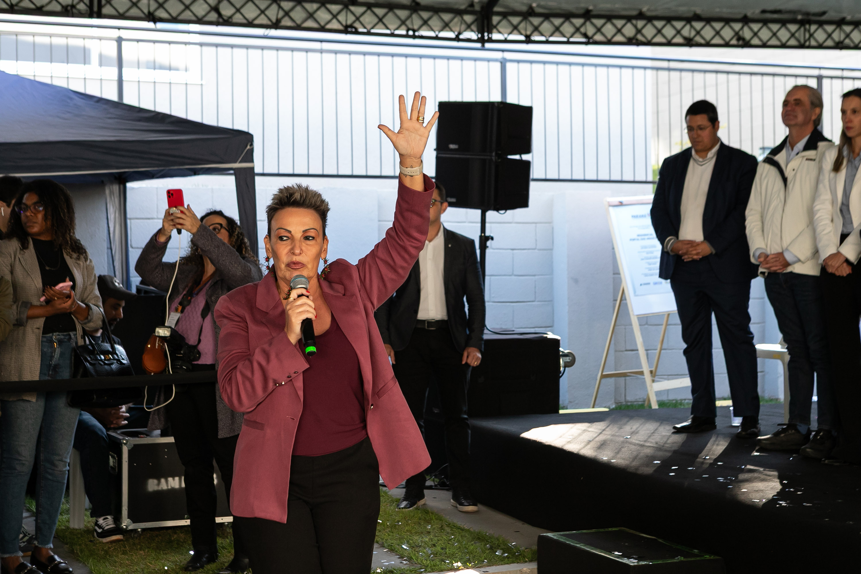 Estado entrega residencial com 128 apartamentos para atender famílias de Londrina