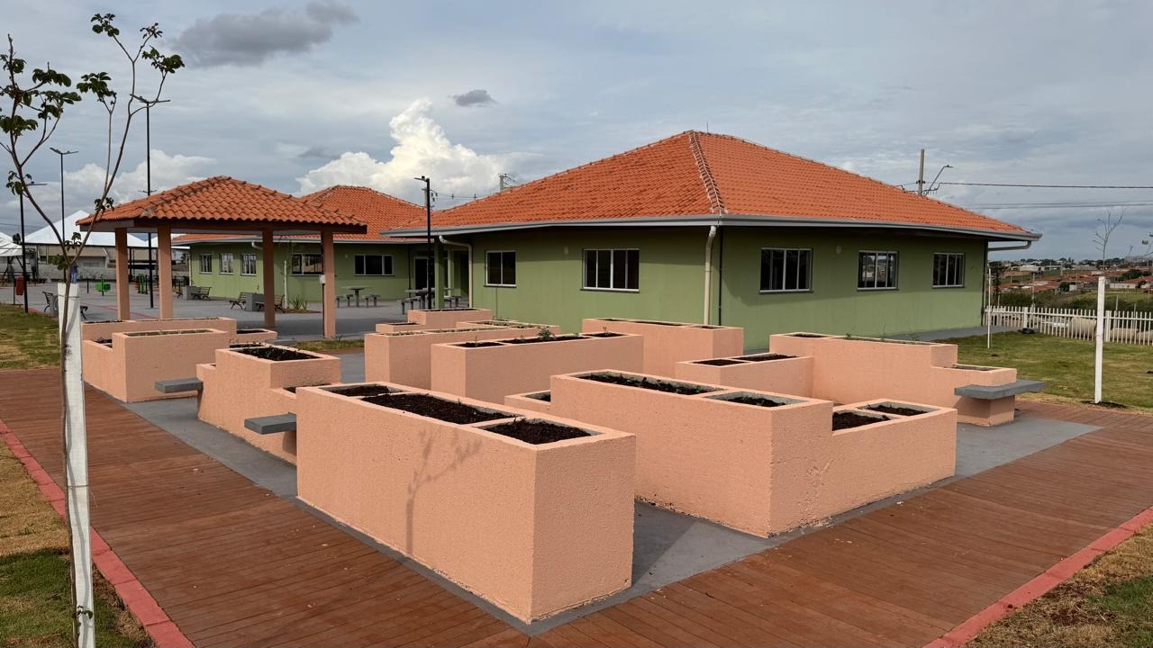 Ratinho Junior inaugura Condomínio do Idoso de Campo Mourão com 40 casas