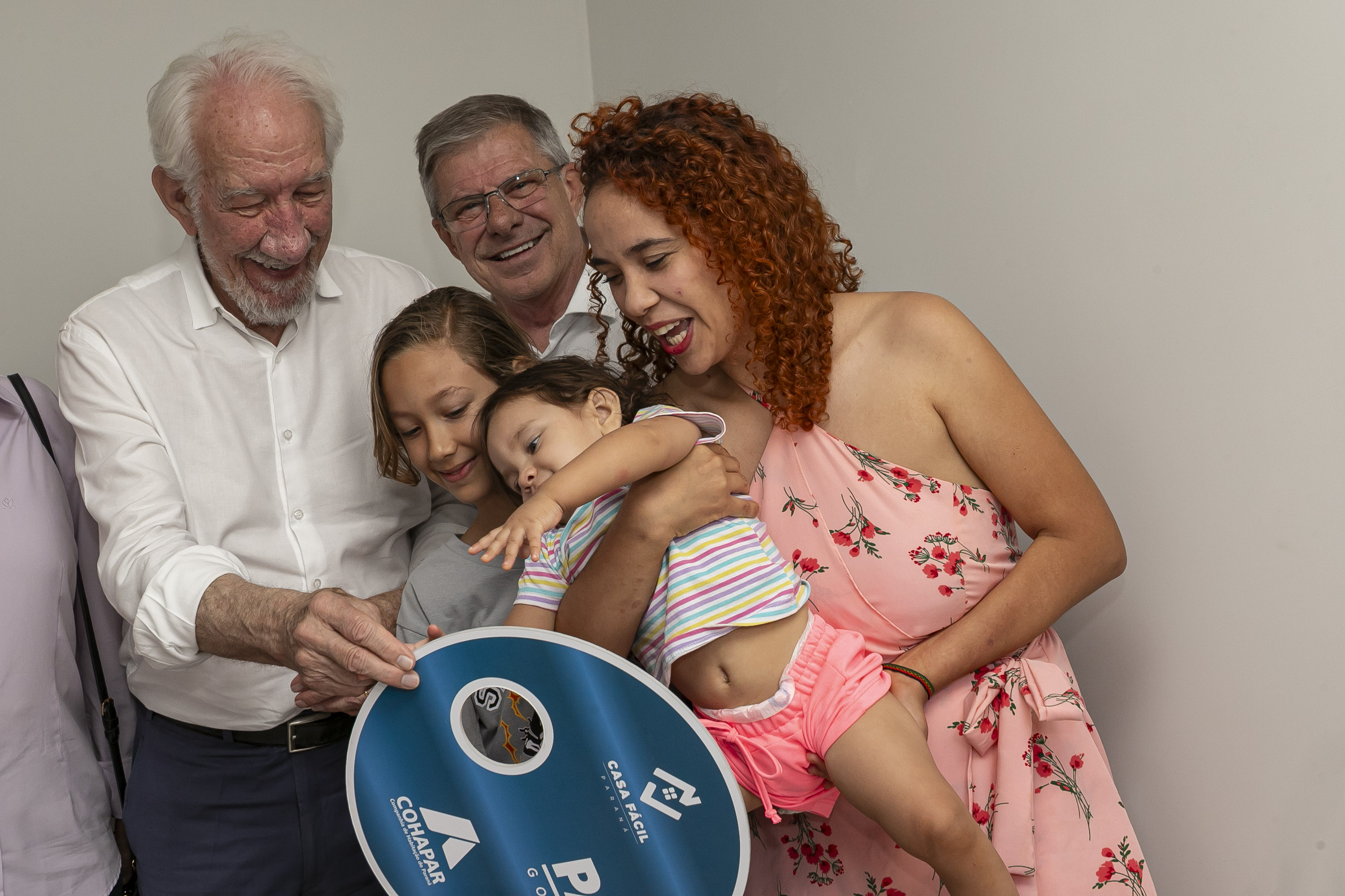 Com apoio do Estado, 512 famílias de Londrina passam a viver em casa própria