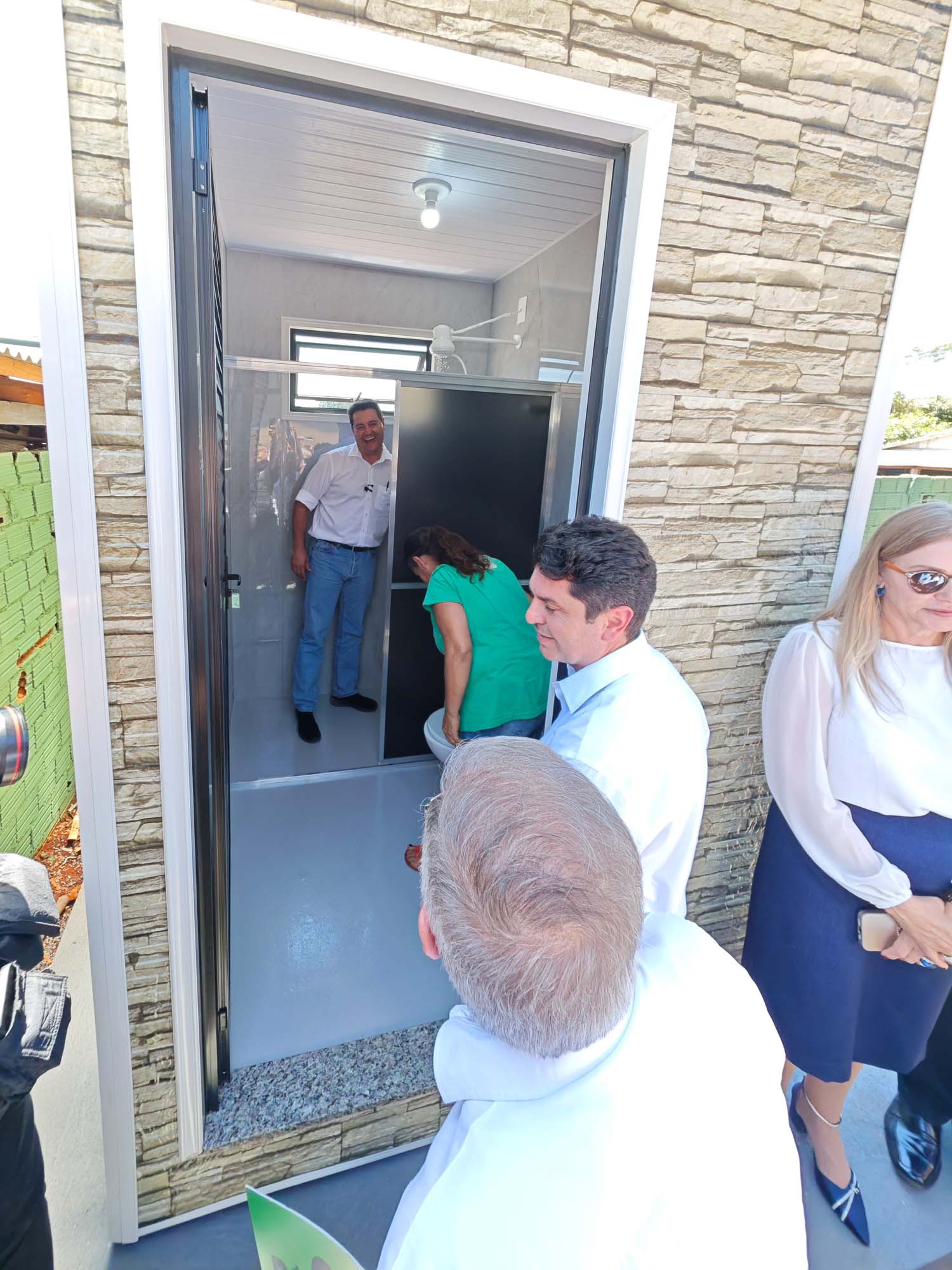 Estado entrega primeiros módulos sanitários do programa Banheiro em Casa em Ivaiporã