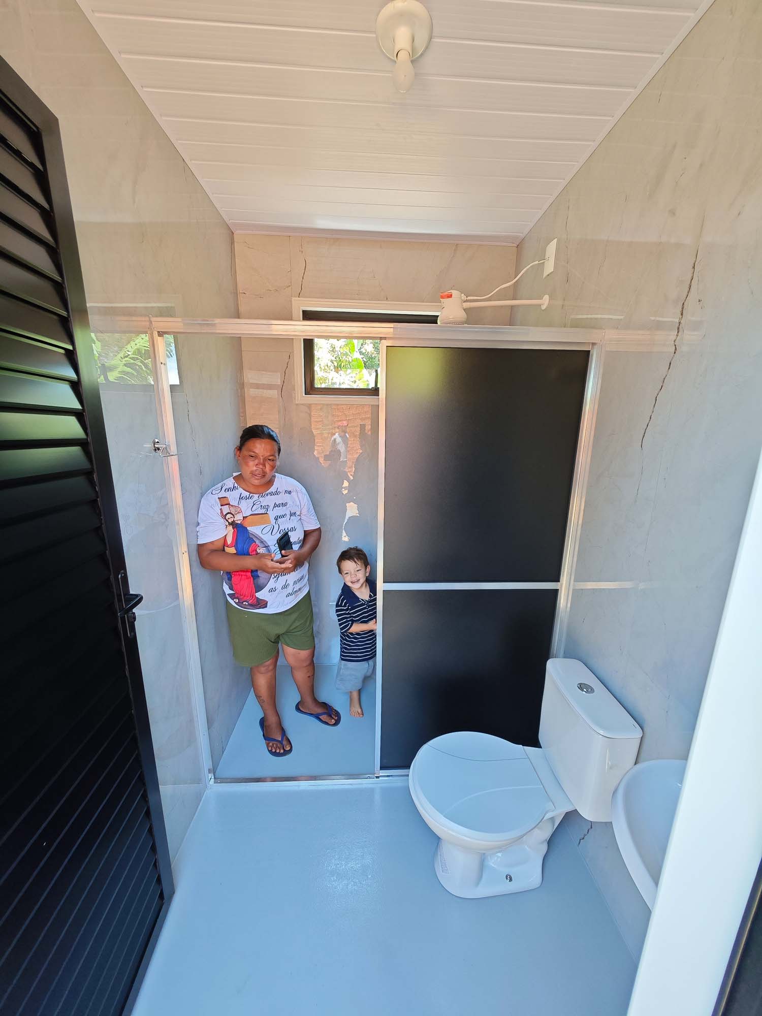 Estado entrega primeiros módulos sanitários do programa Banheiro em Casa em Ivaiporã