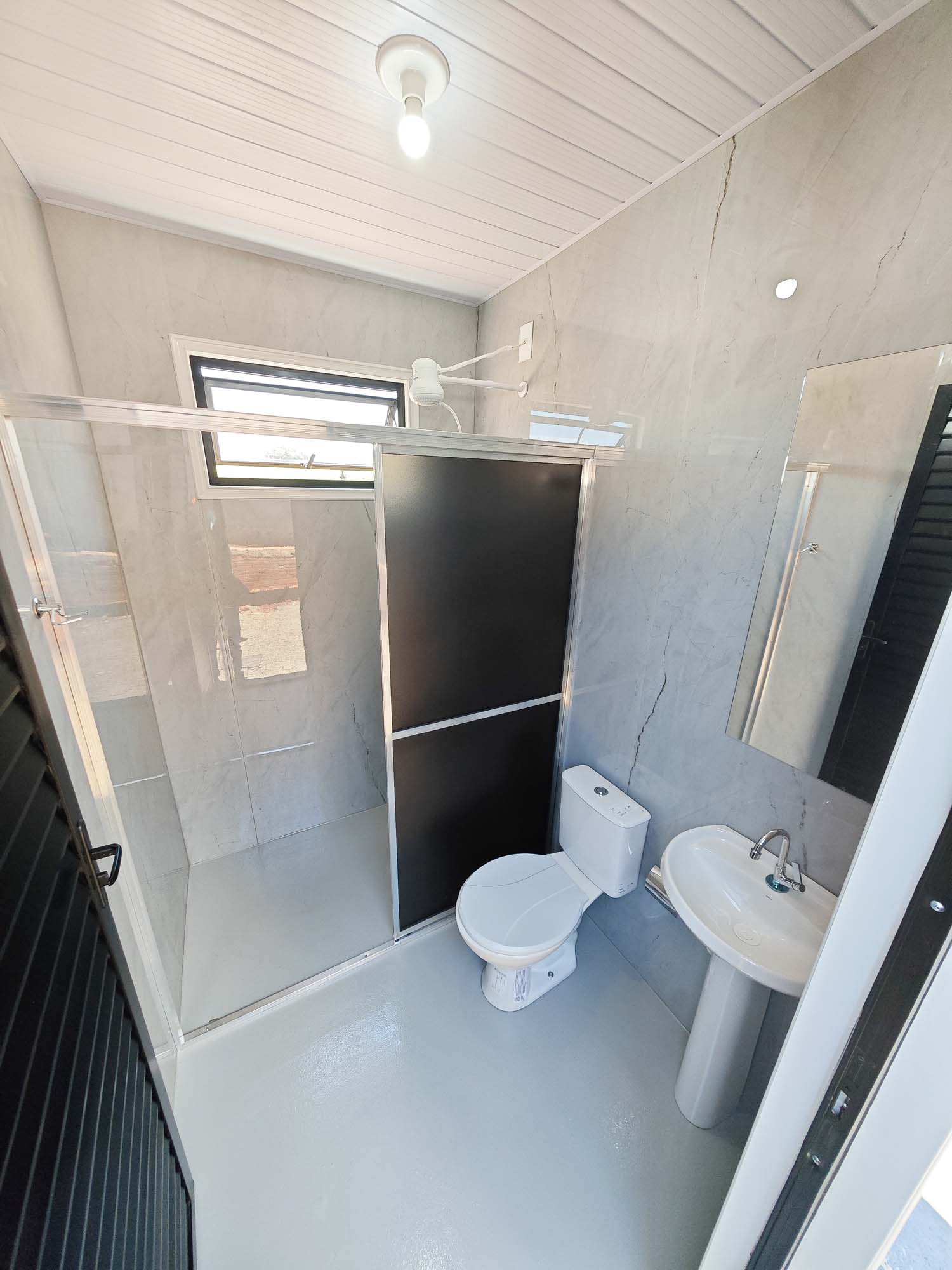 Estado entrega primeiros módulos sanitários do programa Banheiro em Casa em Ivaiporã