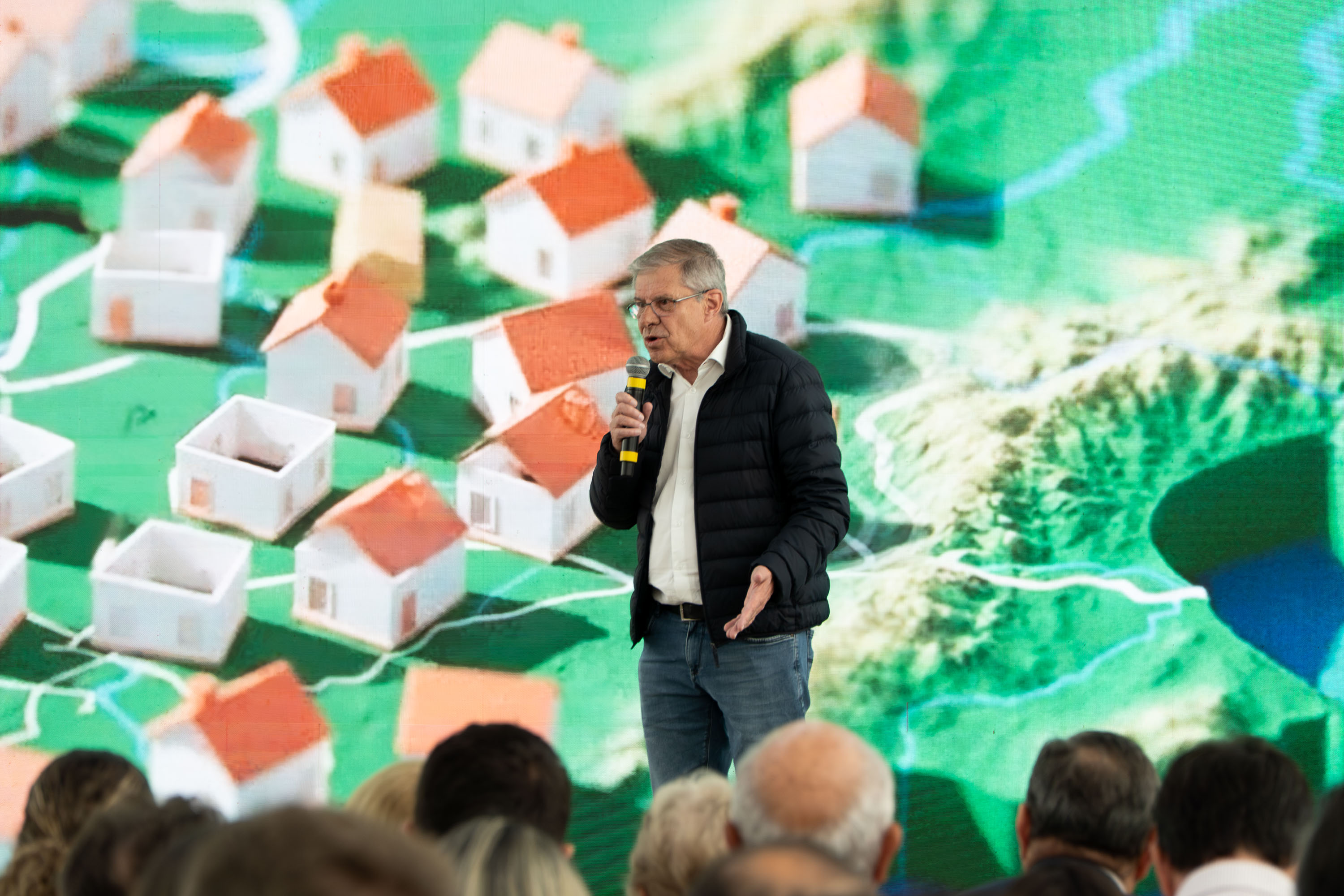 Governador anuncia R$ 533 milhões para construção de casas em 324 municípios