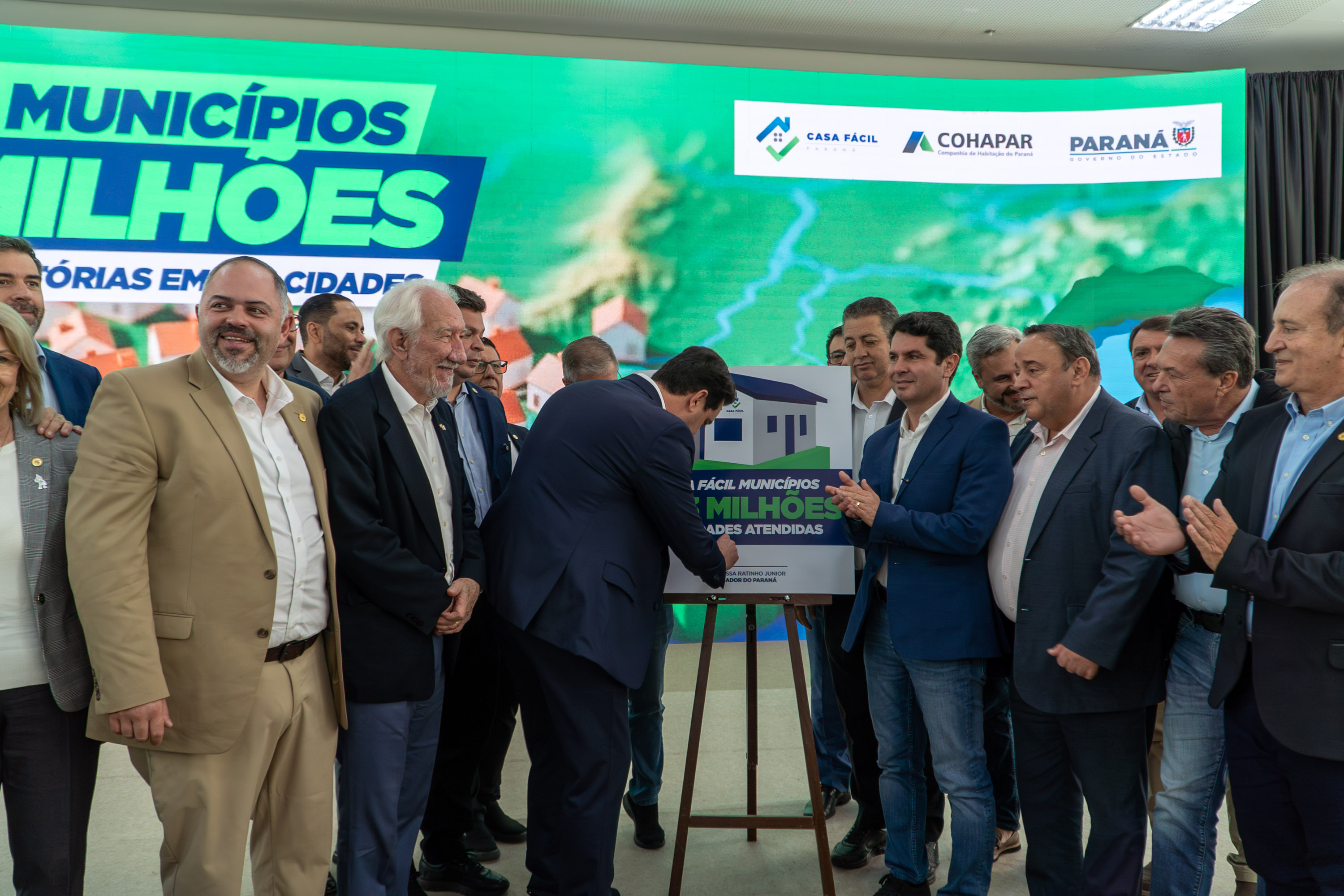 Governador anuncia R$ 533 milhões para construção de casas em 324 municípios