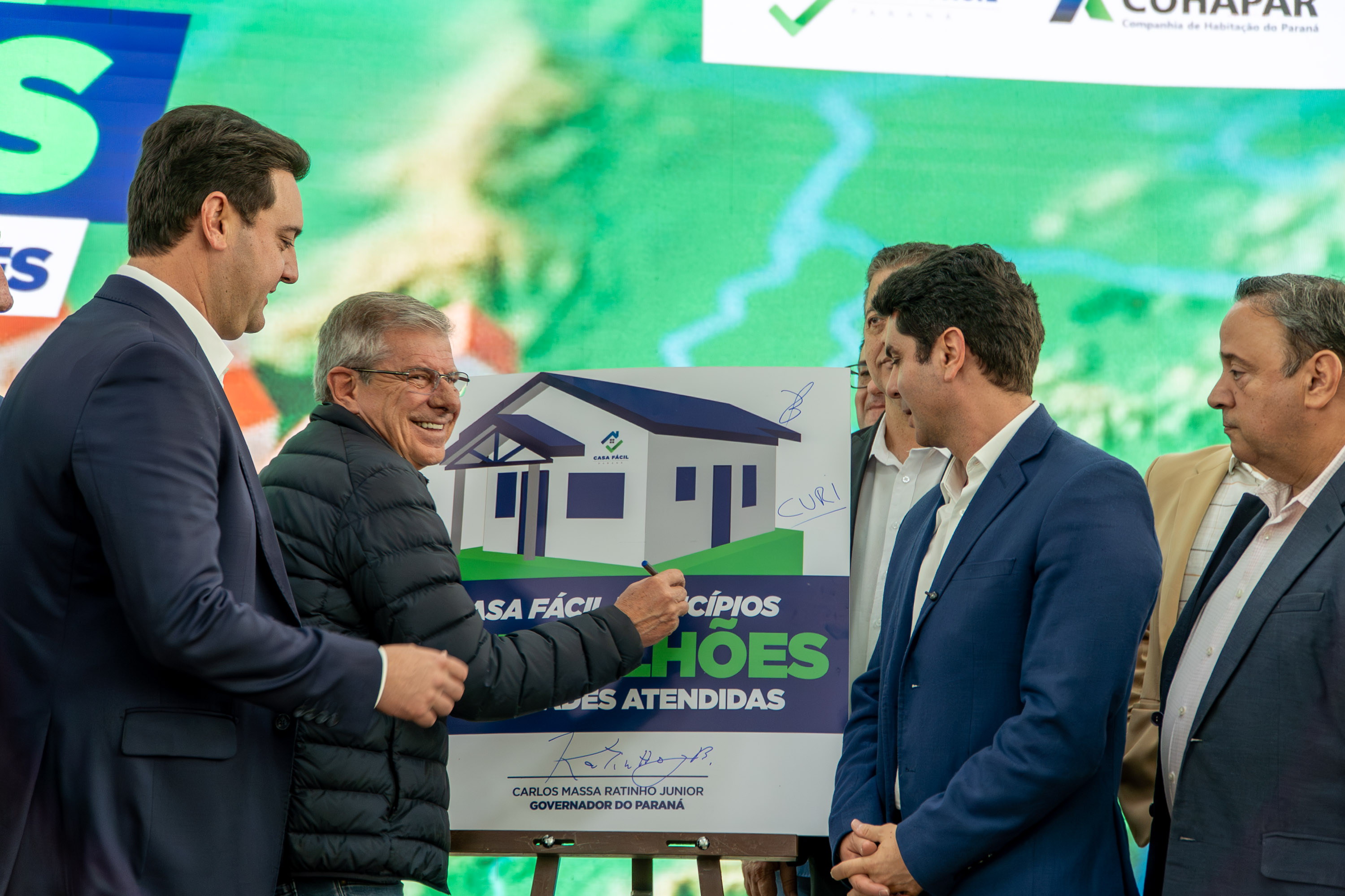 Governador anuncia R$ 533 milhões para construção de casas em 324 municípios