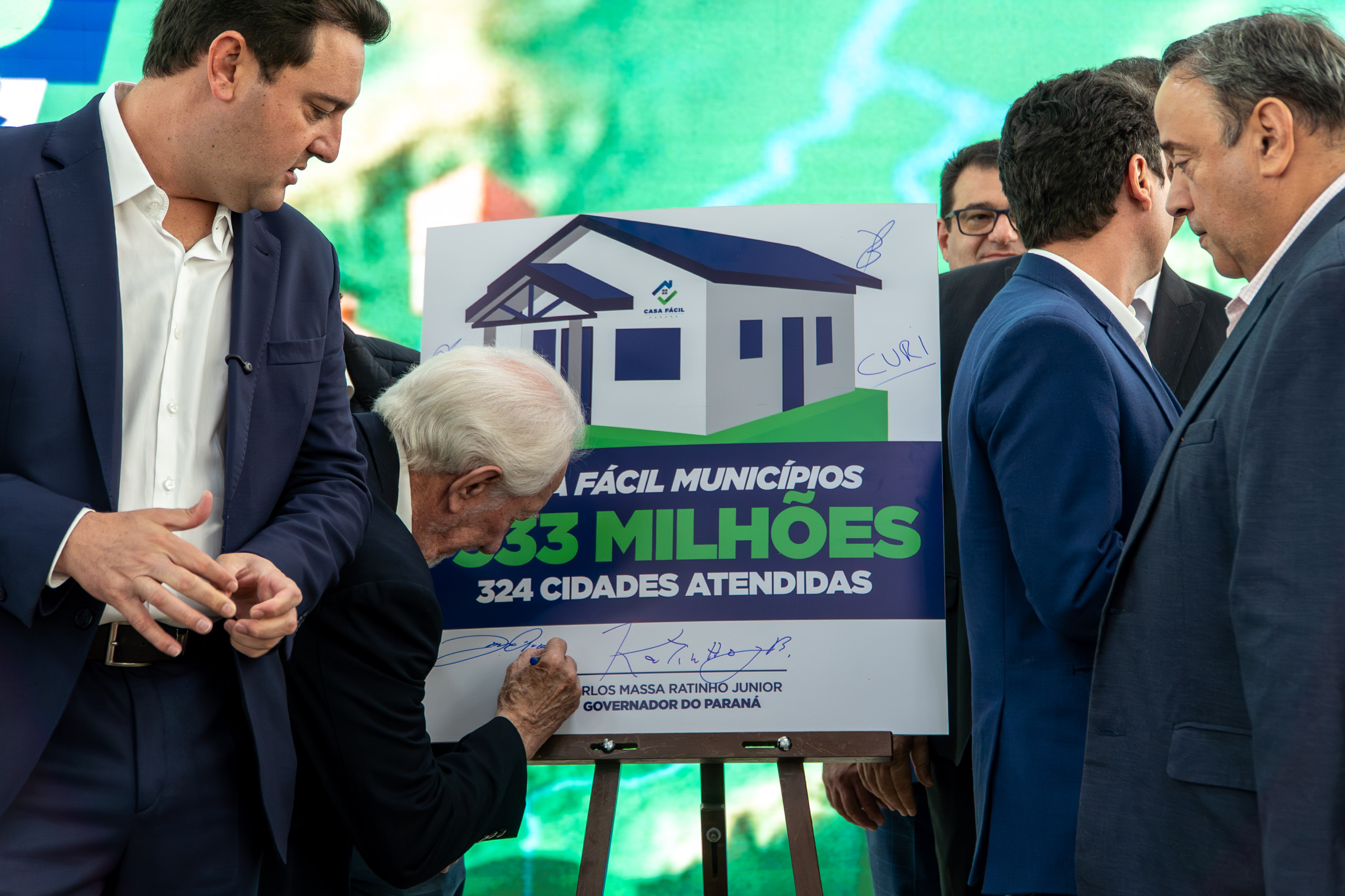 Governador anuncia R$ 533 milhões para construção de casas em 324 municípios