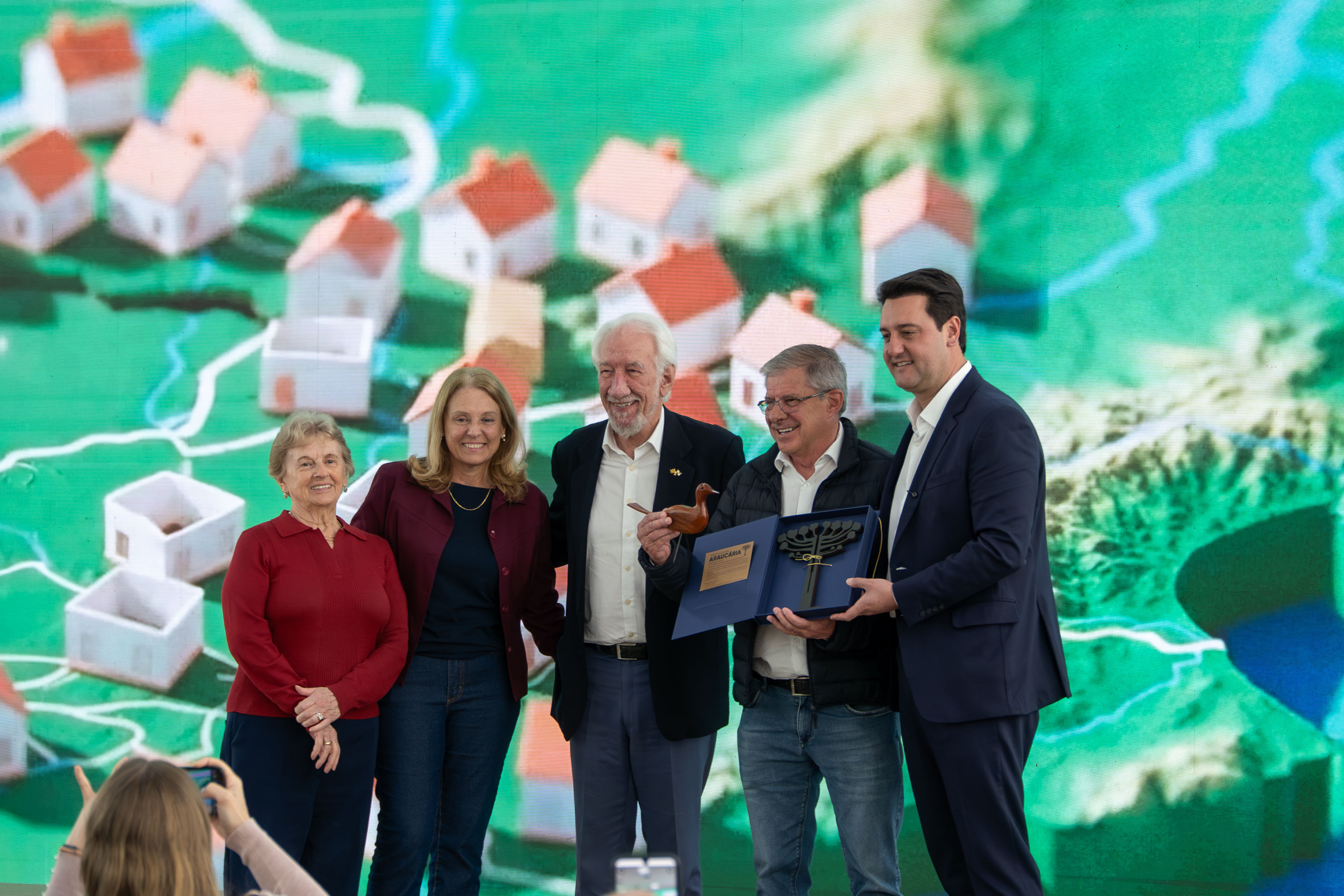 Governador anuncia R$ 533 milhões para construção de casas em 324 municípios