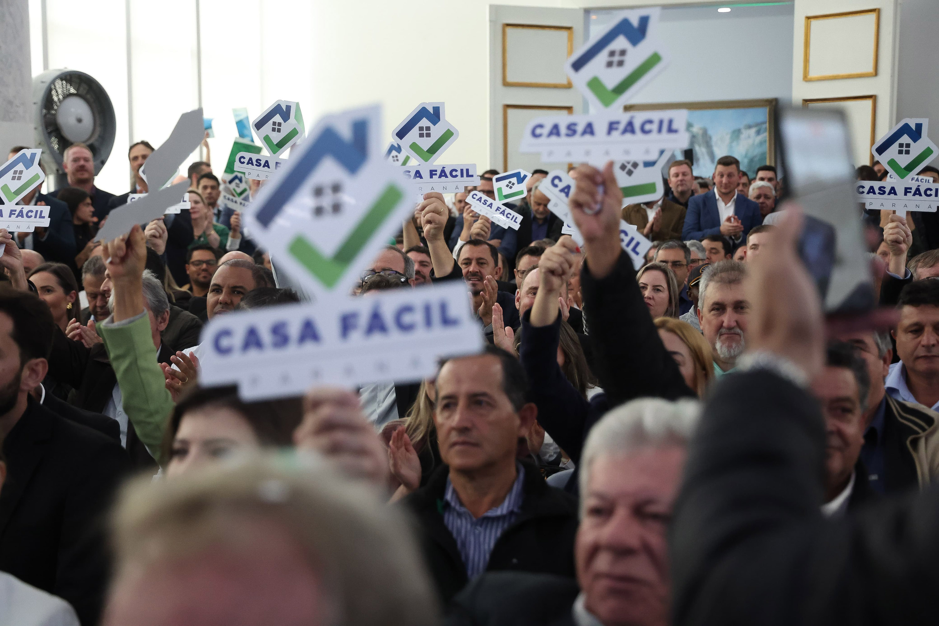 Mais de 130 mil famílias: Casa Fácil impulsiona habitação e movimenta a economia do Paraná