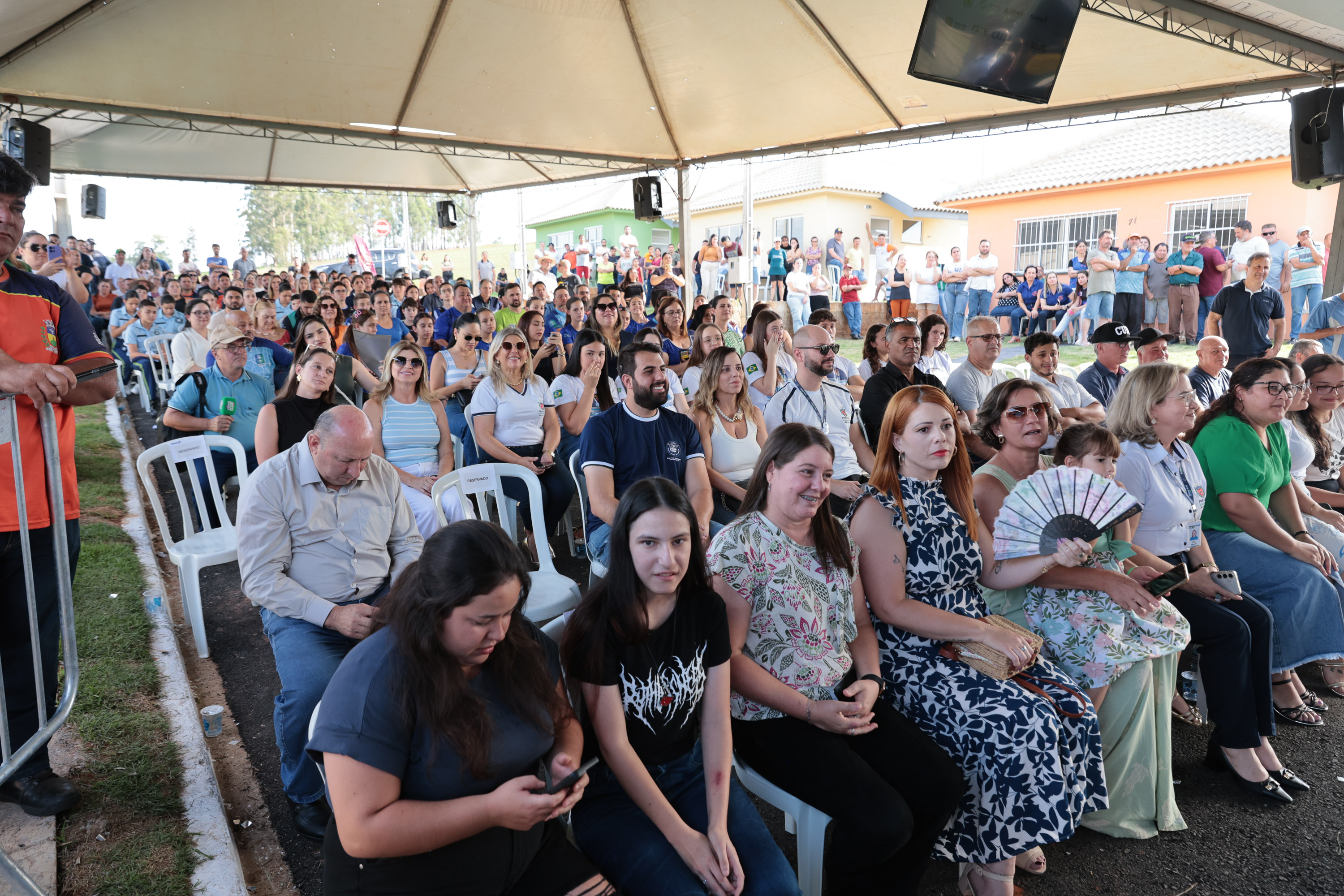 Governador Ratinho Junior entrega casa própria a 83 famílias de Siqueira Campos