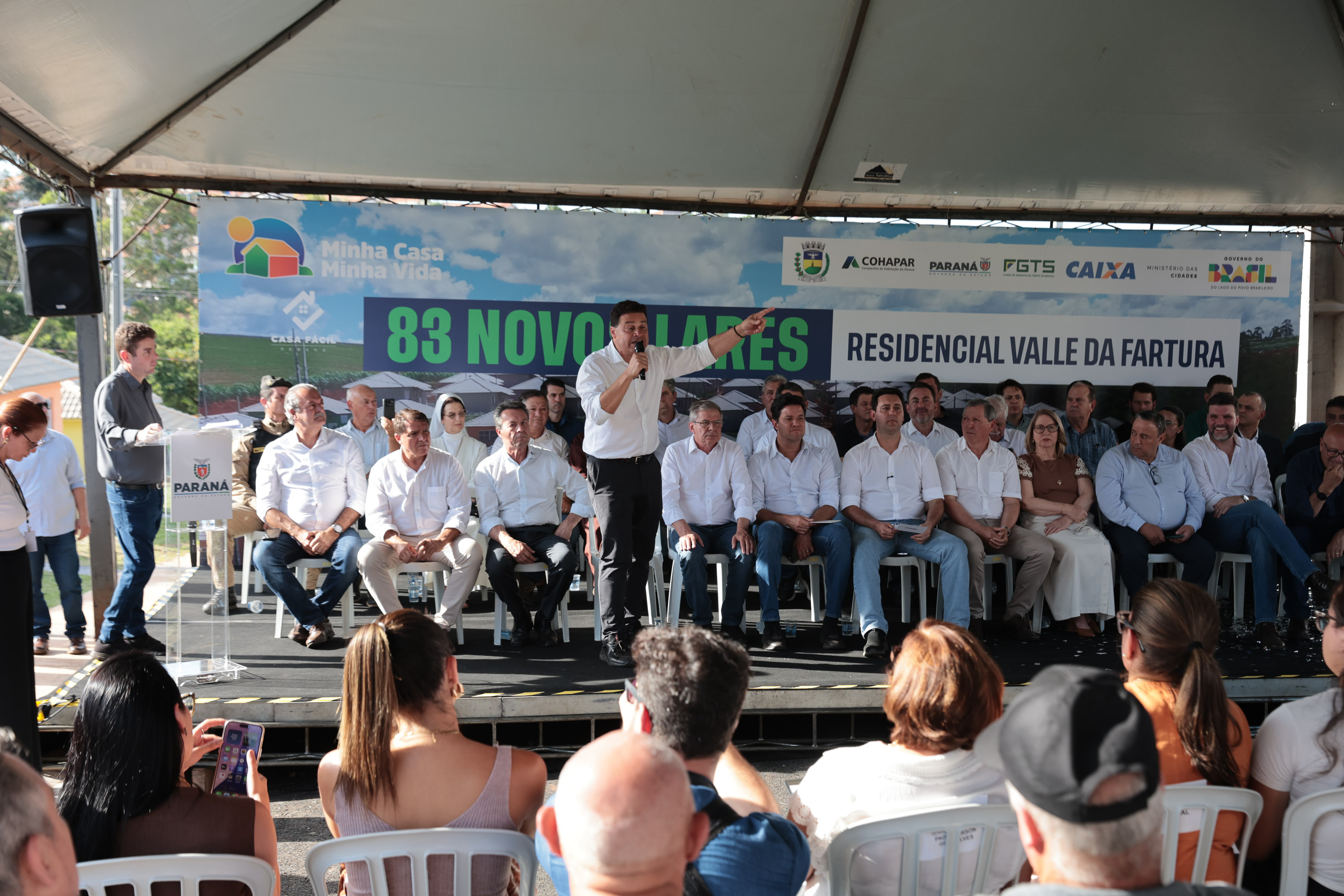 Governador Ratinho Junior entrega casa própria a 83 famílias de Siqueira Campos