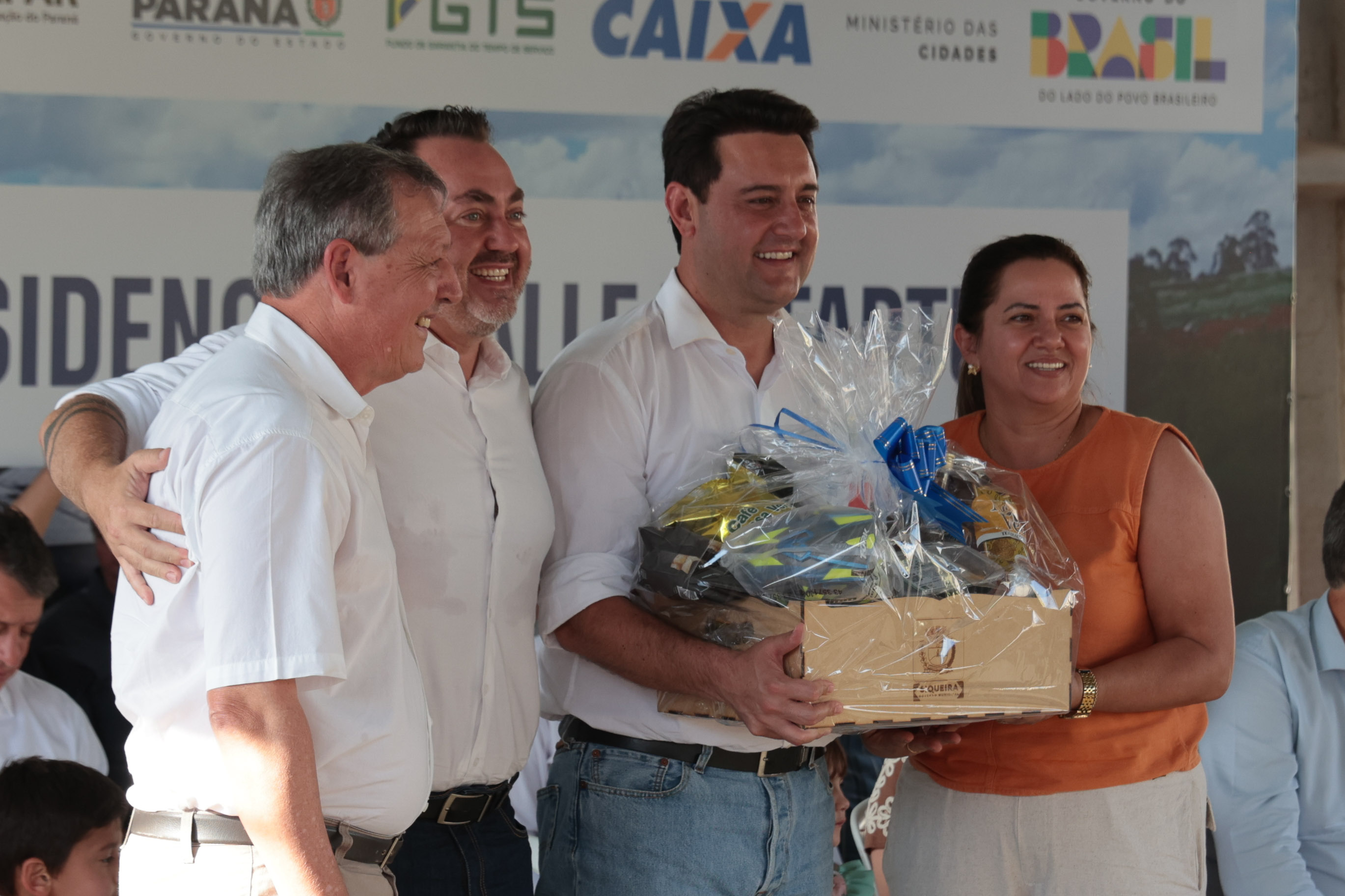 Governador Ratinho Junior entrega casa própria a 83 famílias de Siqueira Campos