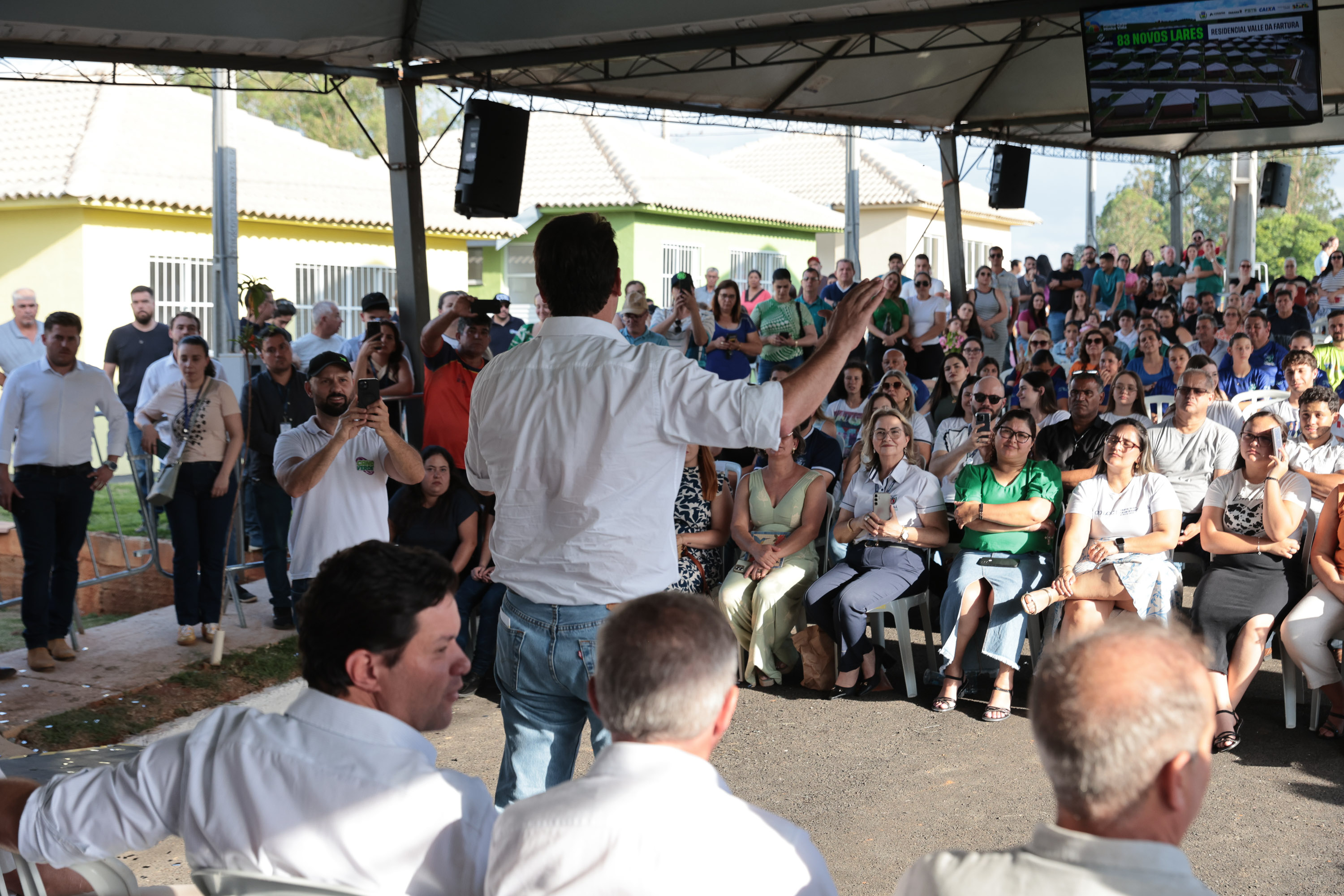 Governador Ratinho Junior entrega casa própria a 83 famílias de Siqueira Campos