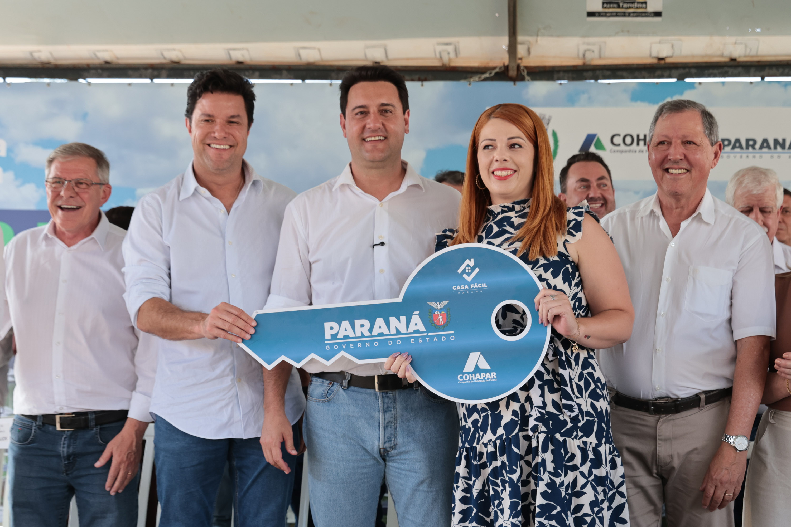 Governador Ratinho Junior entrega casa própria a 83 famílias de Siqueira Campos