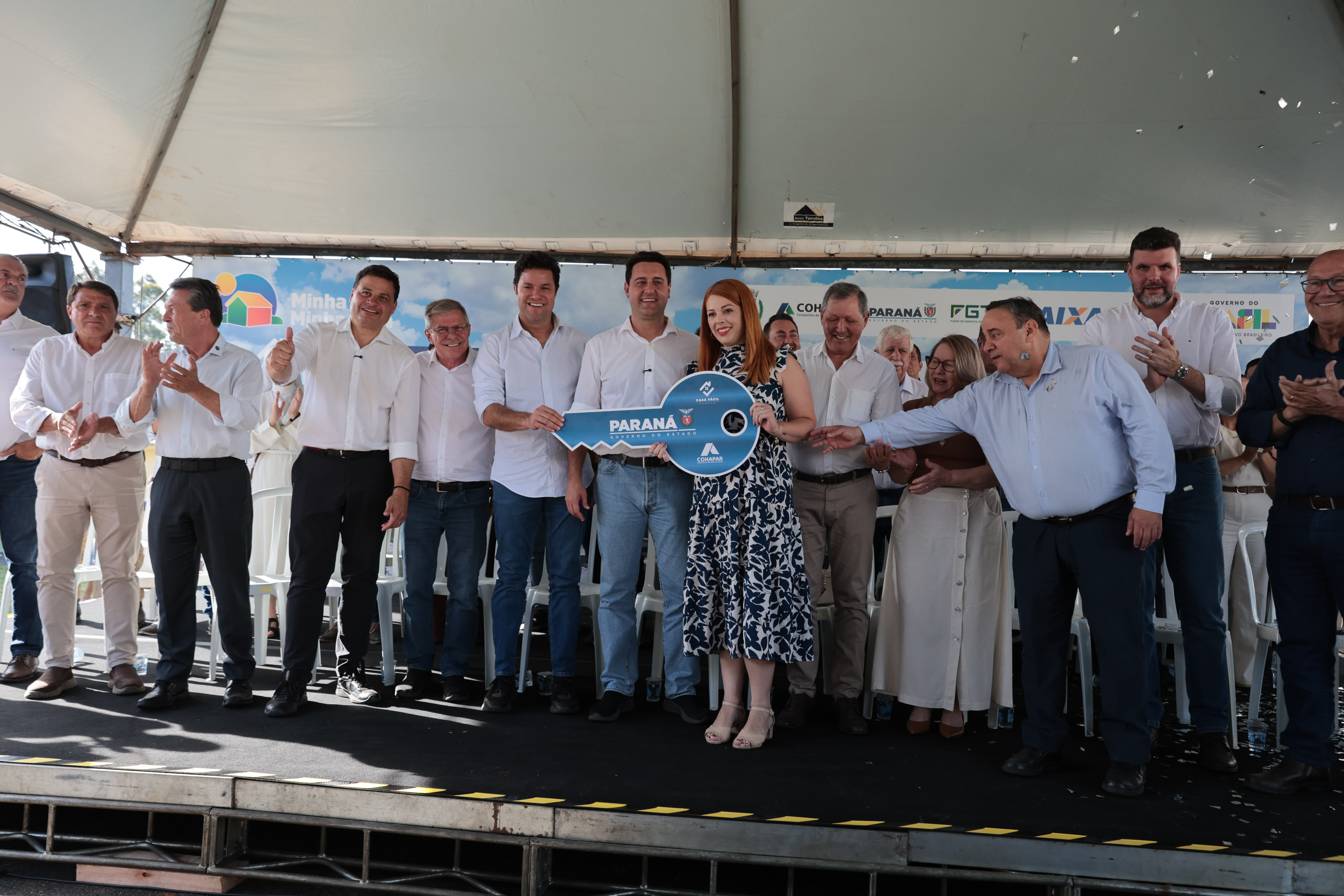 Governador Ratinho Junior entrega casa própria a 83 famílias de Siqueira Campos