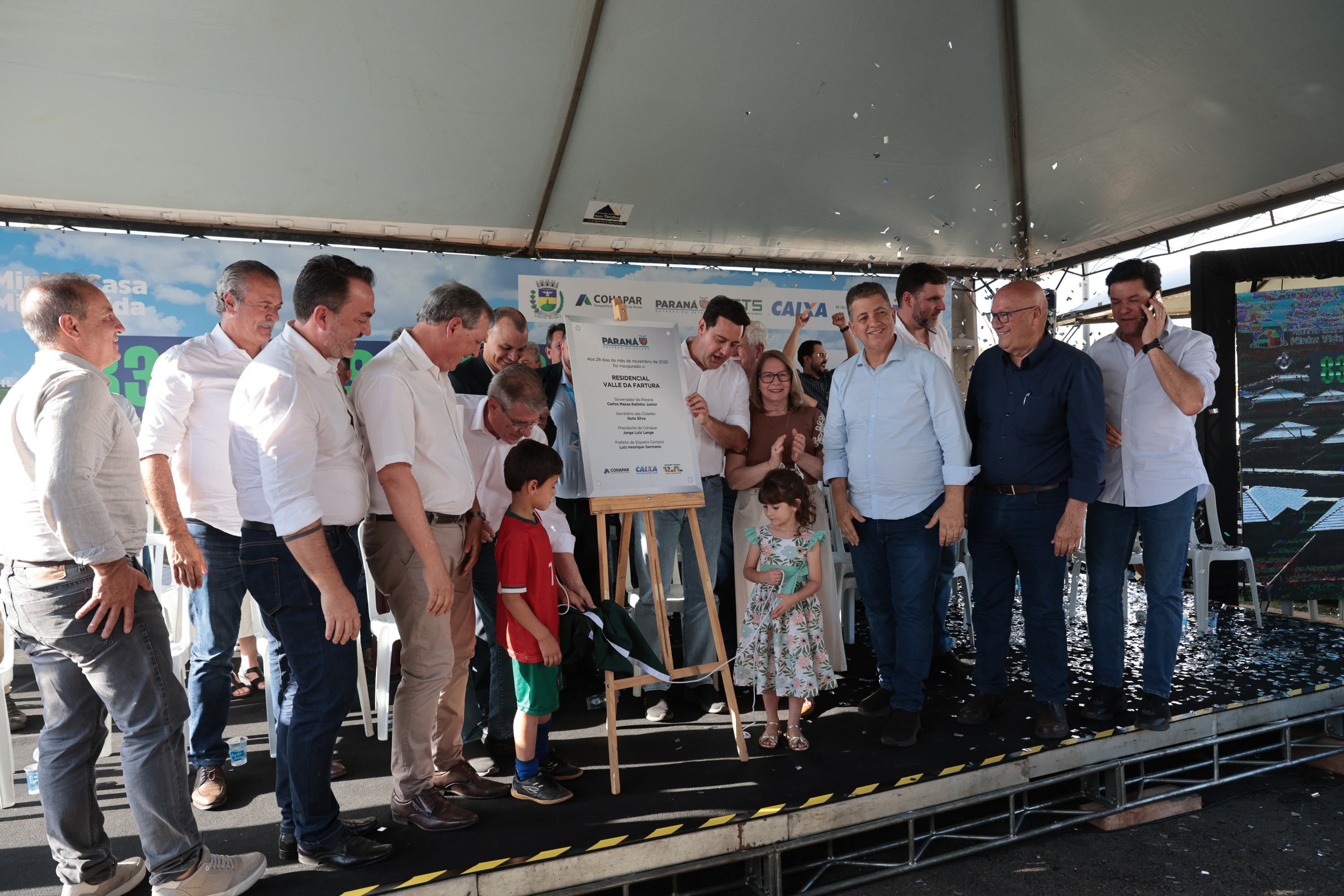 Governador Ratinho Junior entrega casa própria a 83 famílias de Siqueira Campos