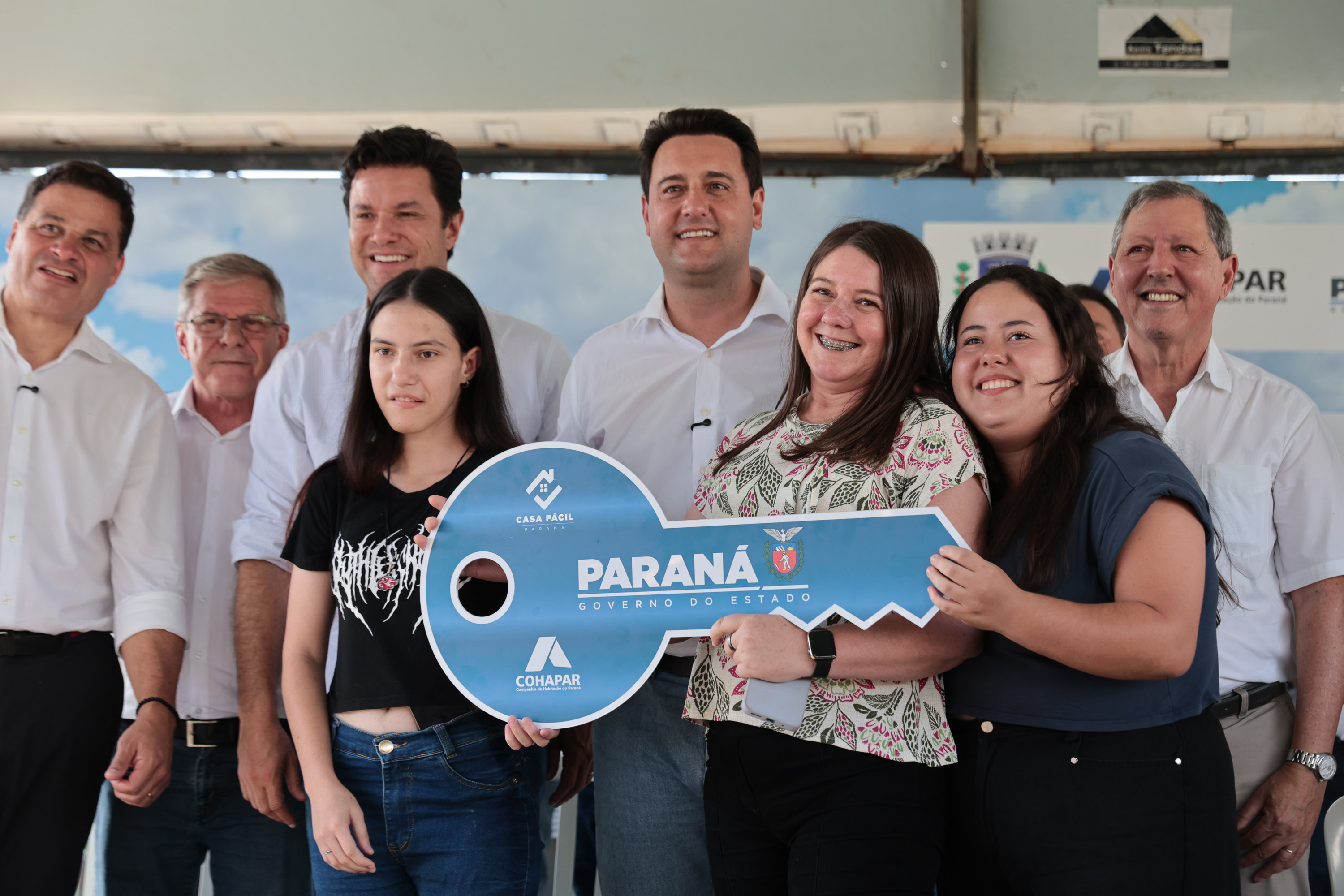 Governador Ratinho Junior entrega casa própria a 83 famílias de Siqueira Campos