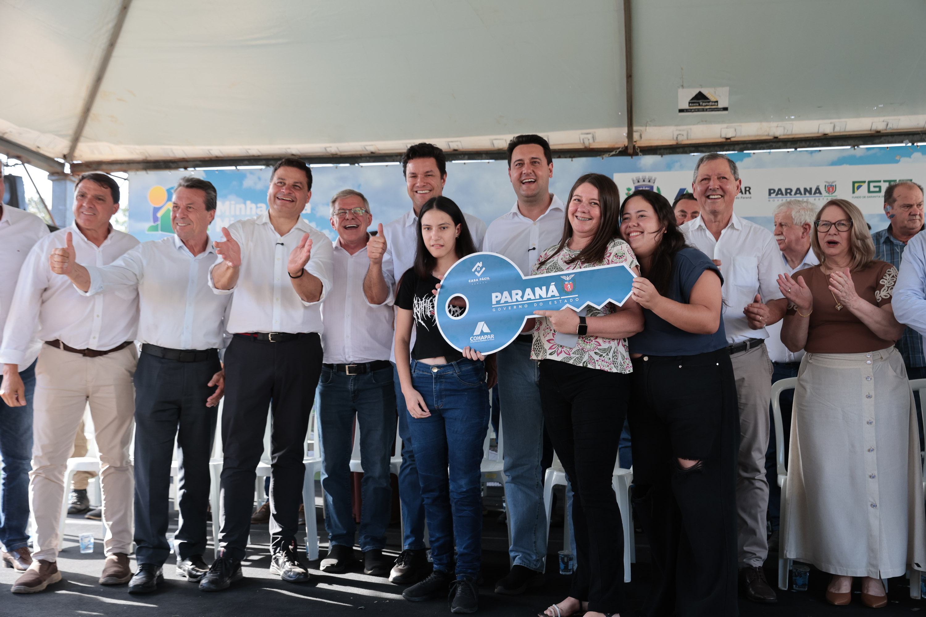 Governador Ratinho Junior entrega casa própria a 83 famílias de Siqueira Campos