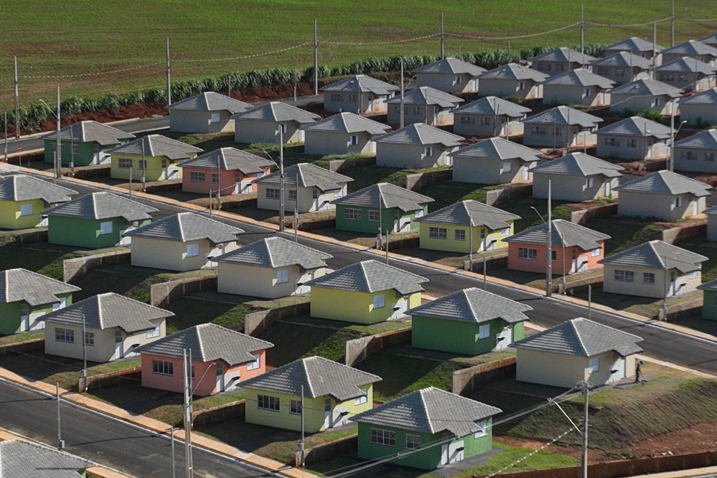 Governador Ratinho Junior entrega casa própria a 83 famílias de Siqueira Campos