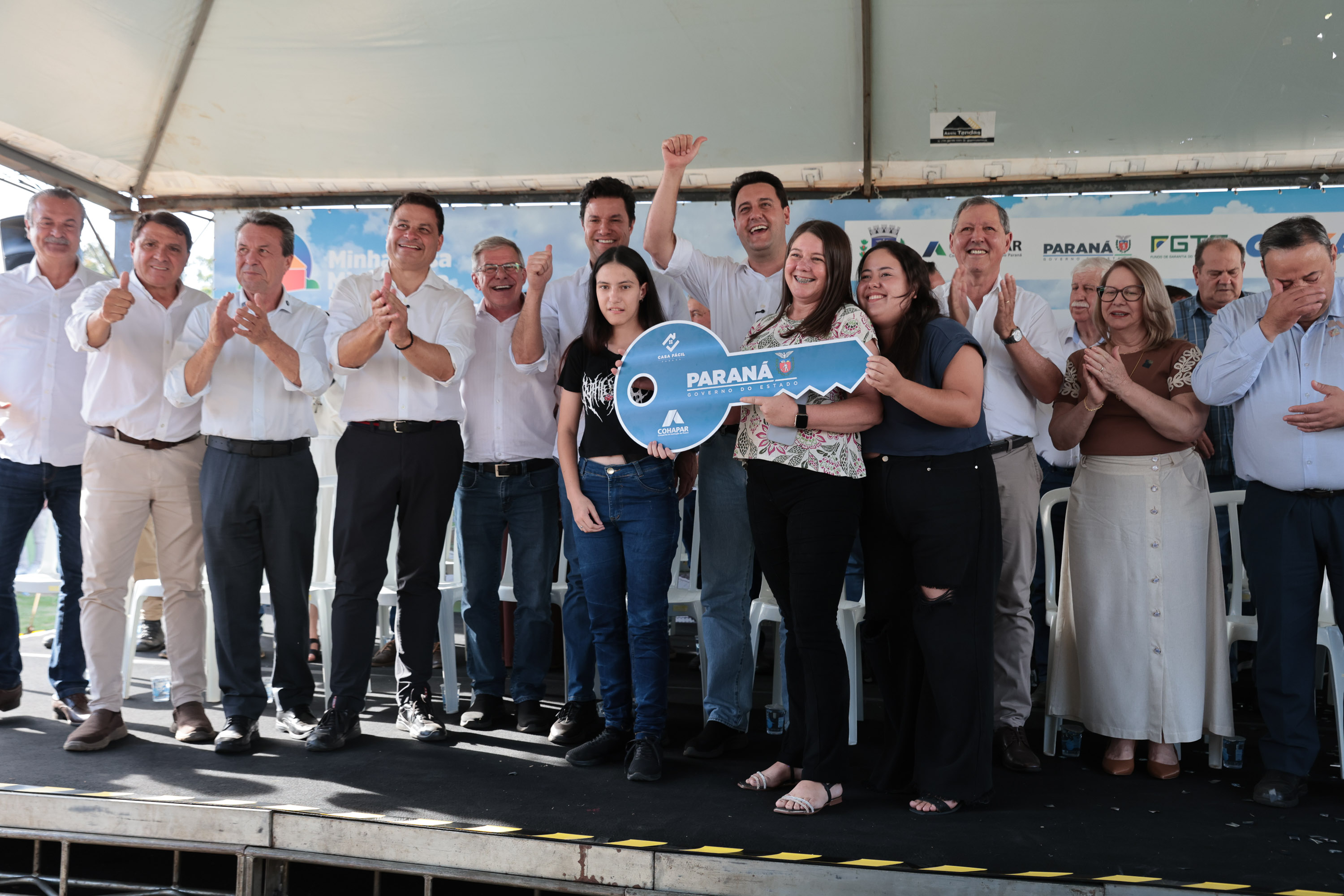 Governador Ratinho Junior entrega casa própria a 83 famílias de Siqueira Campos