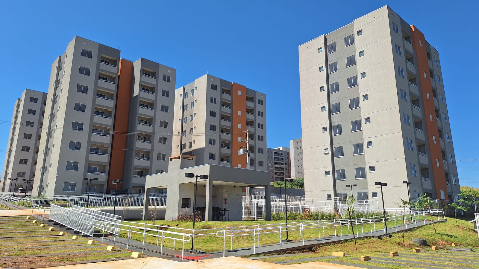 Estado investe R$ 2,5 milhões e entrega residencial com 160 apartamentos em Apucarana
