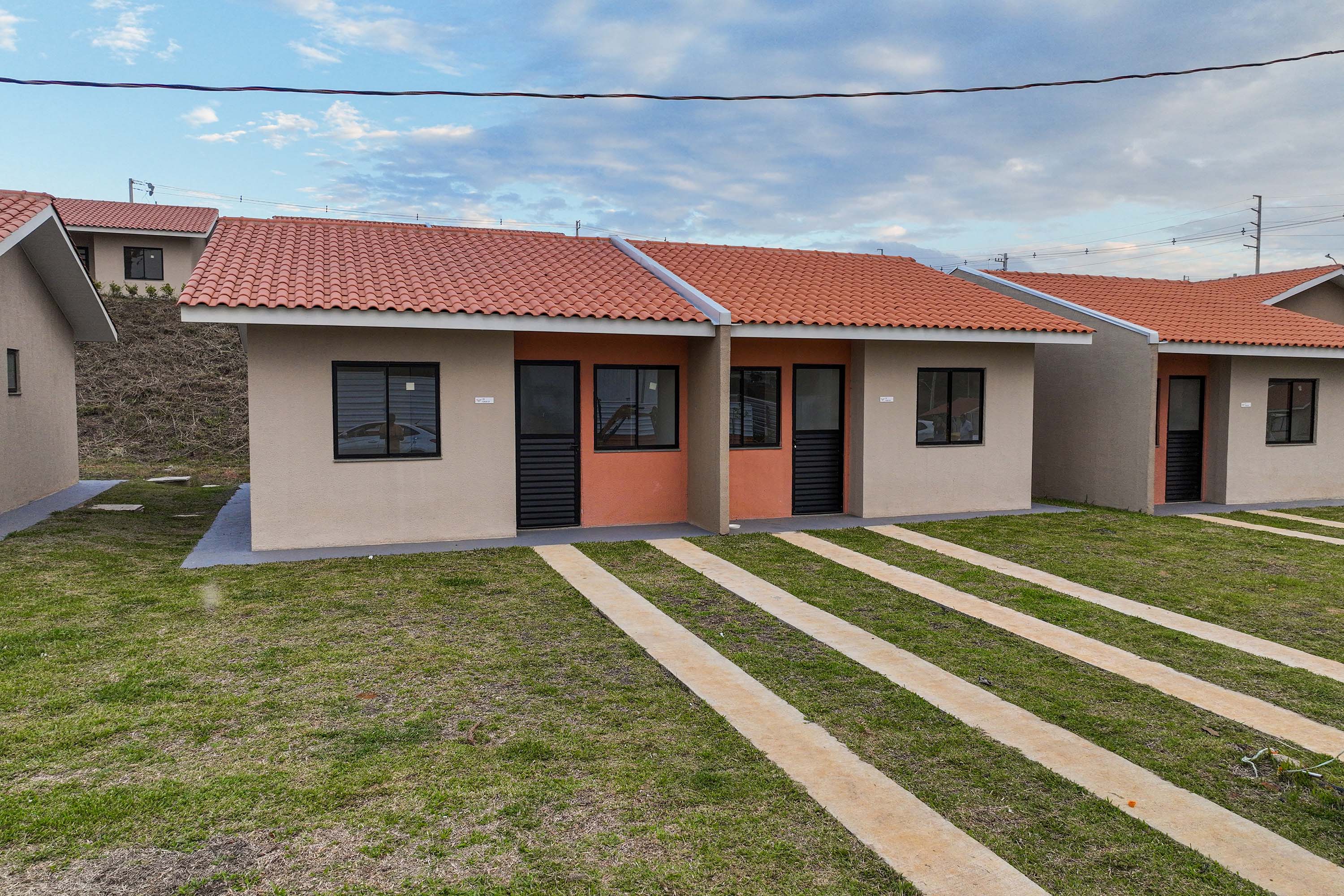 Governador entrega 220 casas em Ponta Grossa com investimento do Casa Fácil