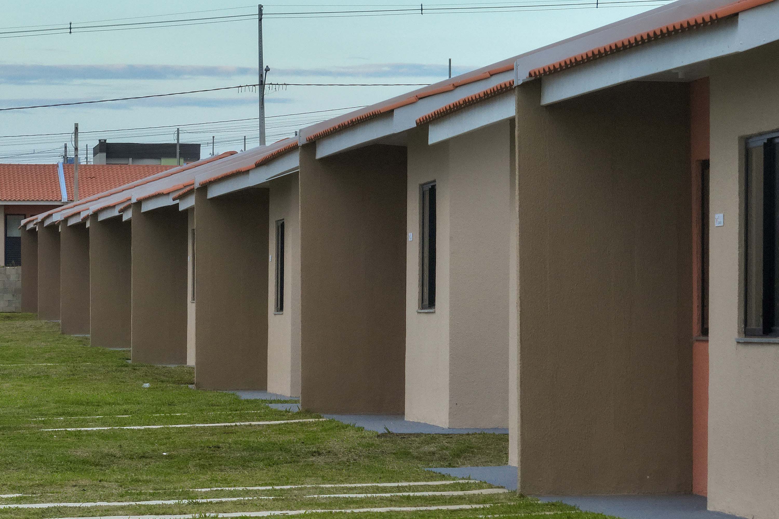 Governador entrega 220 casas em Ponta Grossa com investimento do Casa Fácil