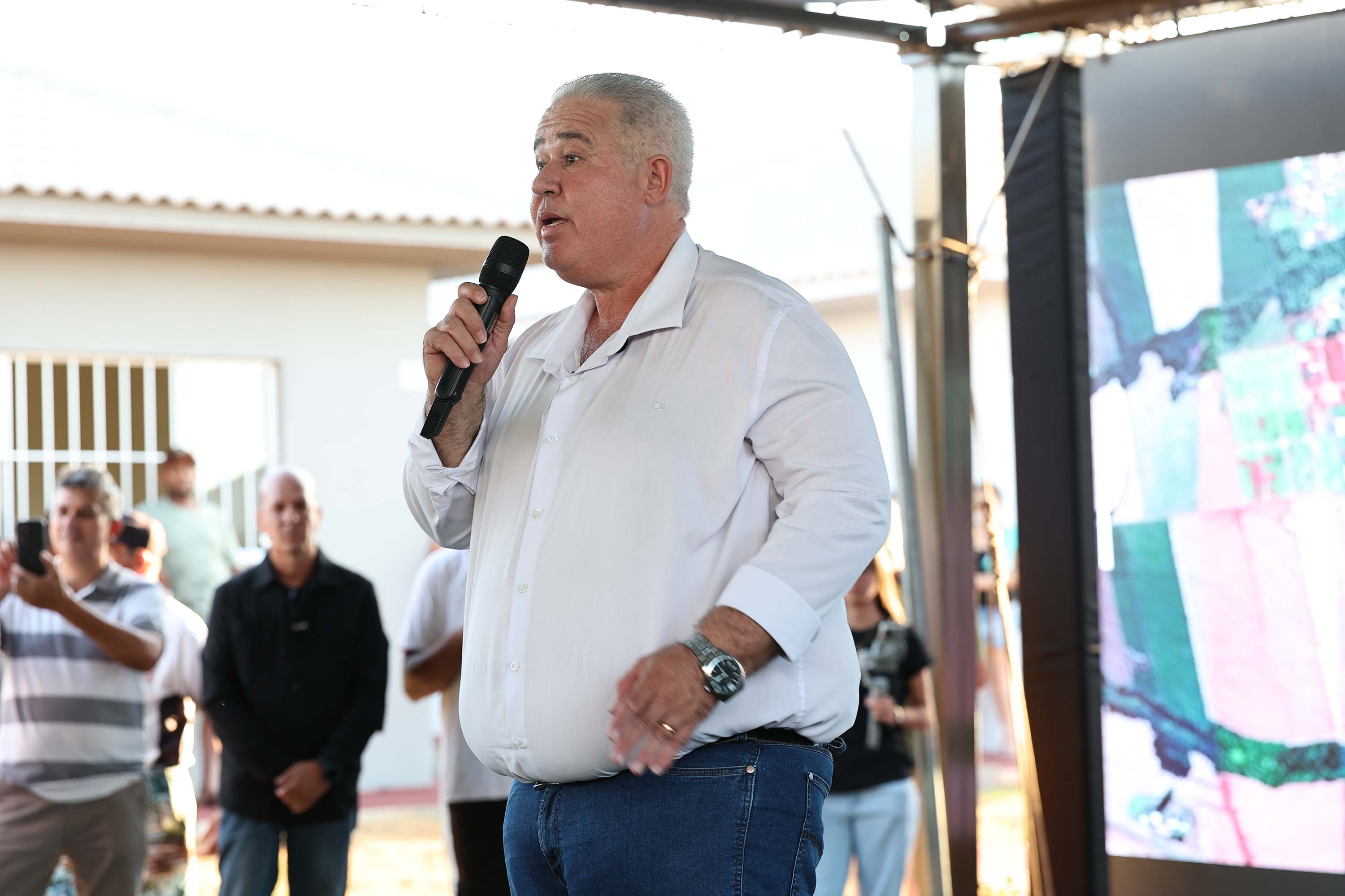 Governador entrega moradias e anuncia R$ 36,2 milhões para estradas rurais em Terra Rica