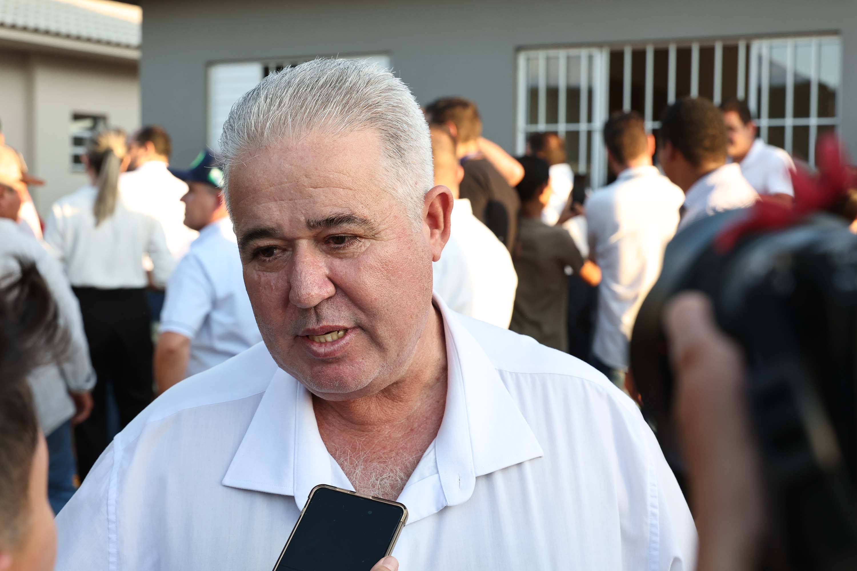 Governador entrega moradias e anuncia R$ 36,2 milhões para estradas rurais em Terra Rica