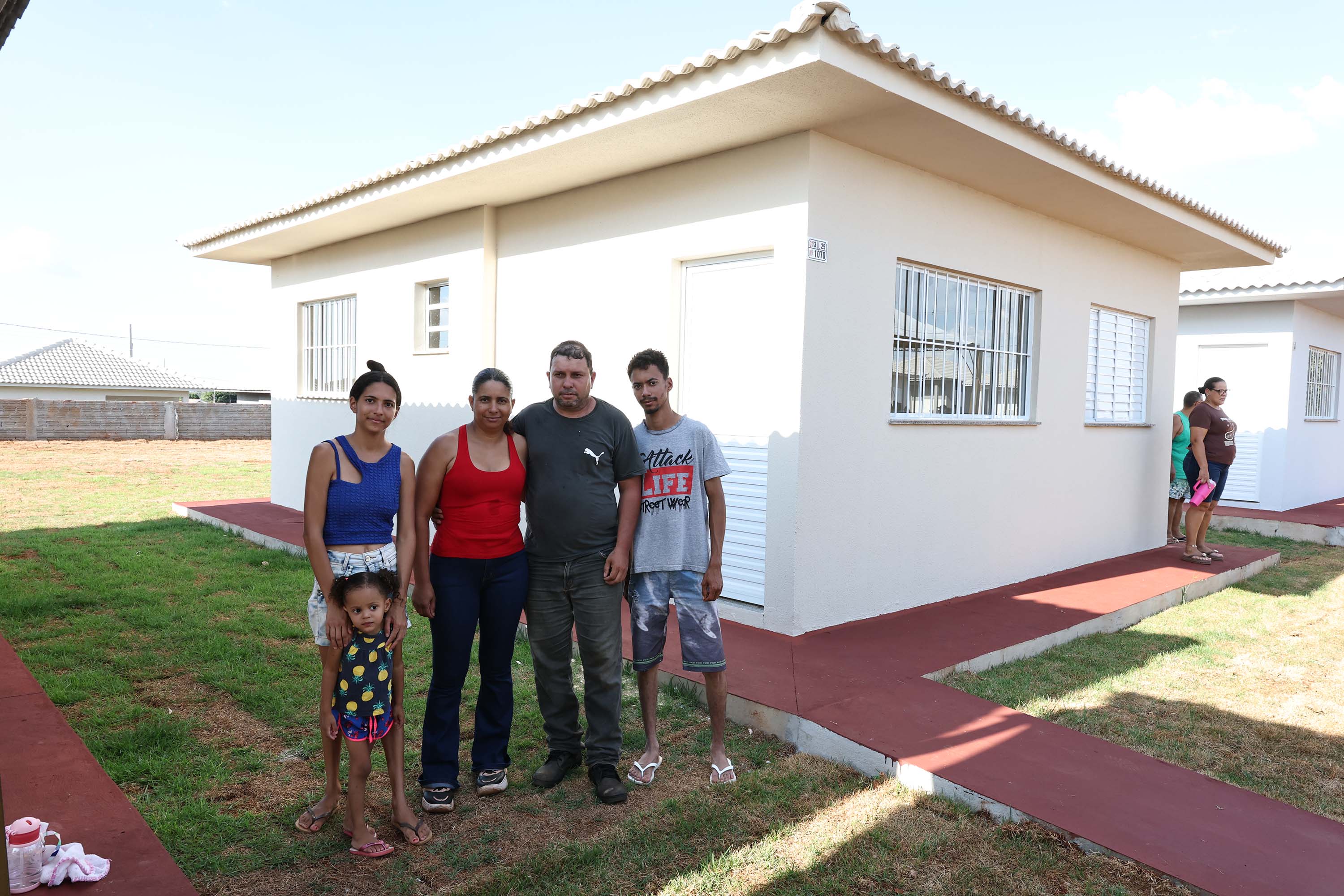 Governador entrega moradias e anuncia R$ 36,2 milhões para estradas rurais em Terra Rica