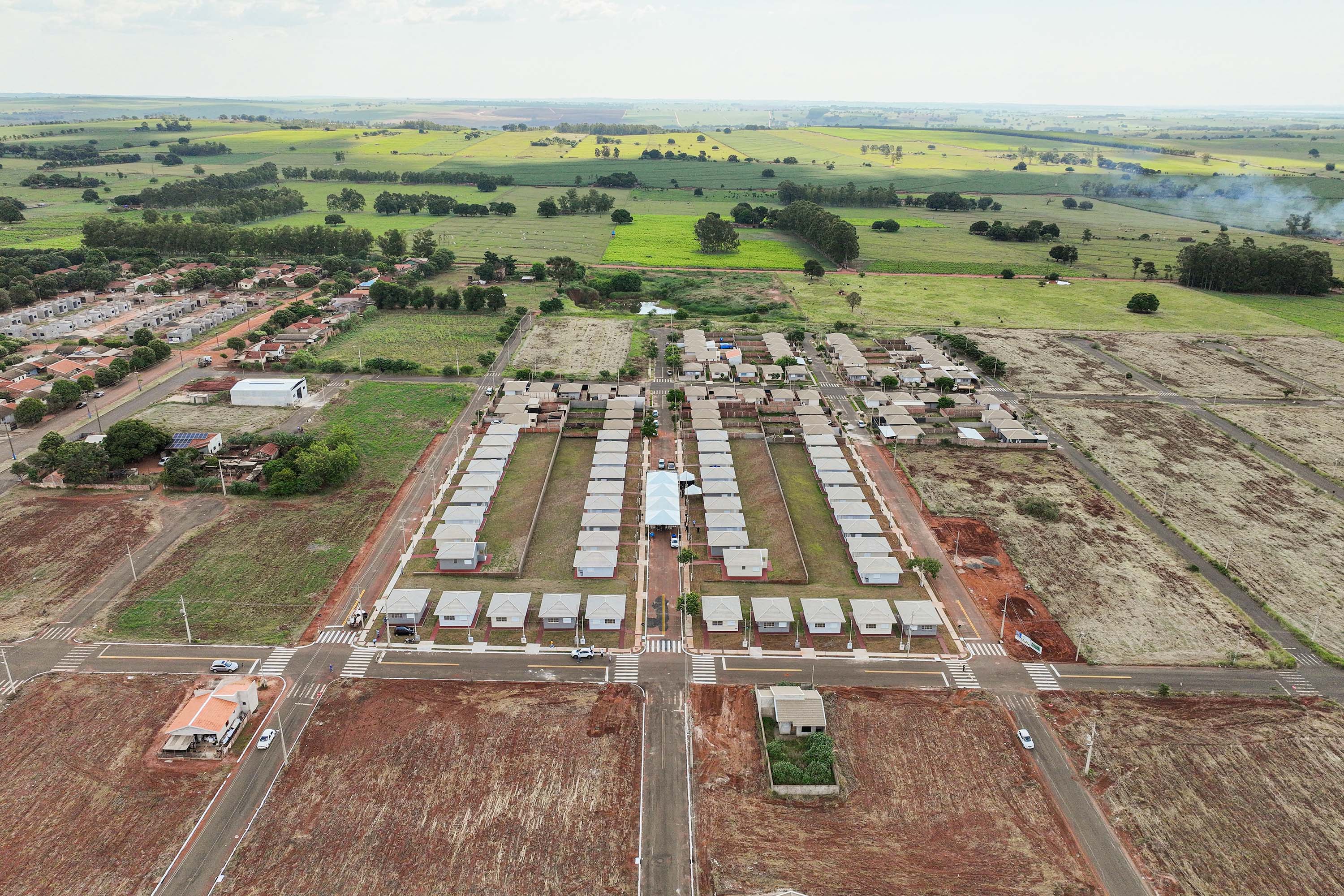 Governador entrega moradias e anuncia R$ 36,2 milhões para estradas rurais em Terra Rica