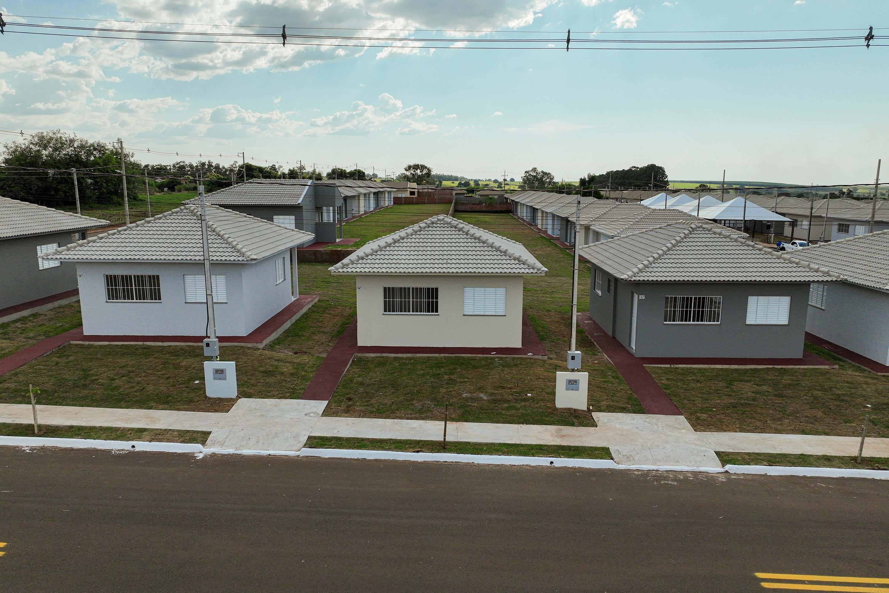 Governador entrega moradias e anuncia R$ 36,2 milhões para estradas rurais em Terra Rica