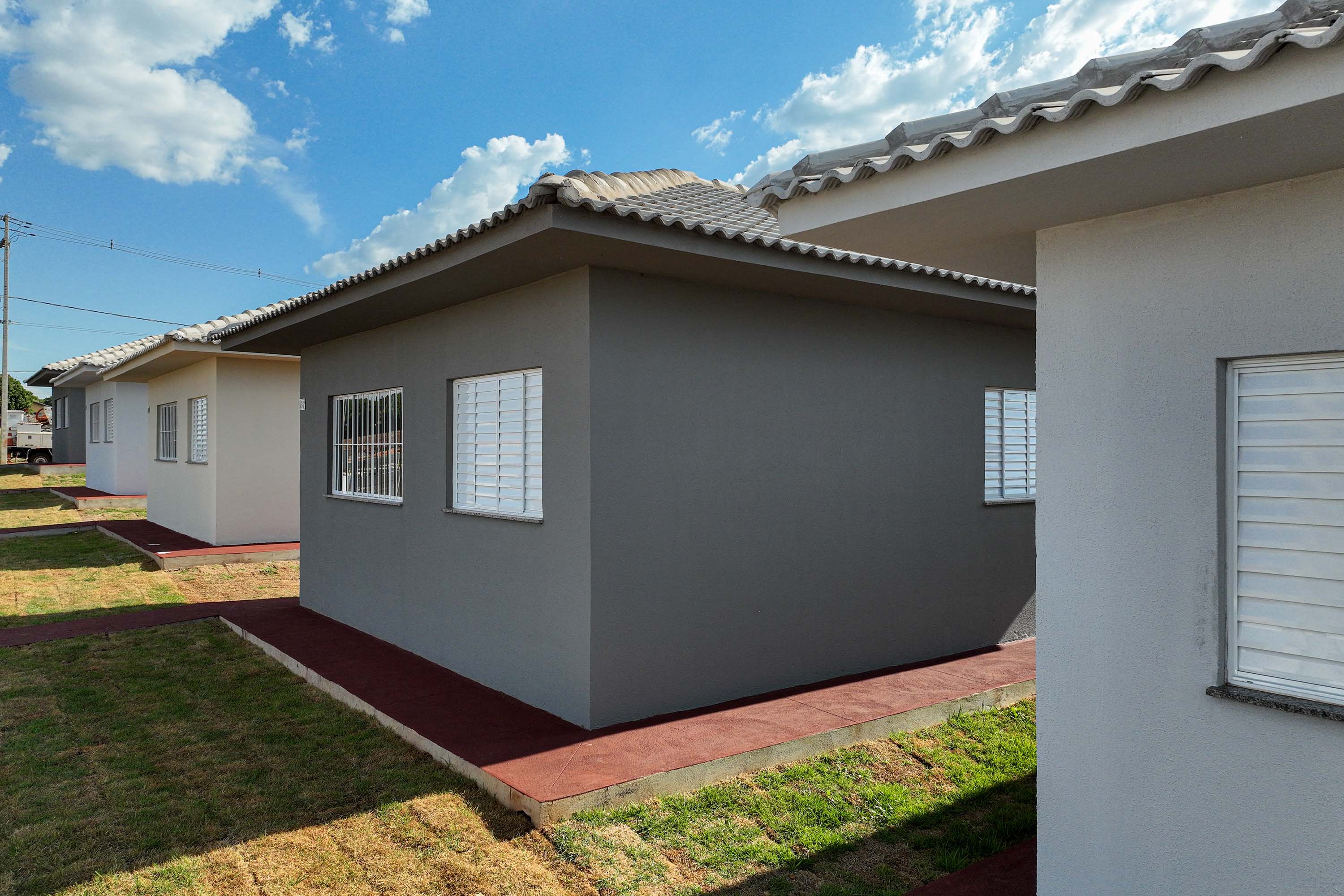 Governador entrega moradias e anuncia R$ 36,2 milhões para estradas rurais em Terra Rica