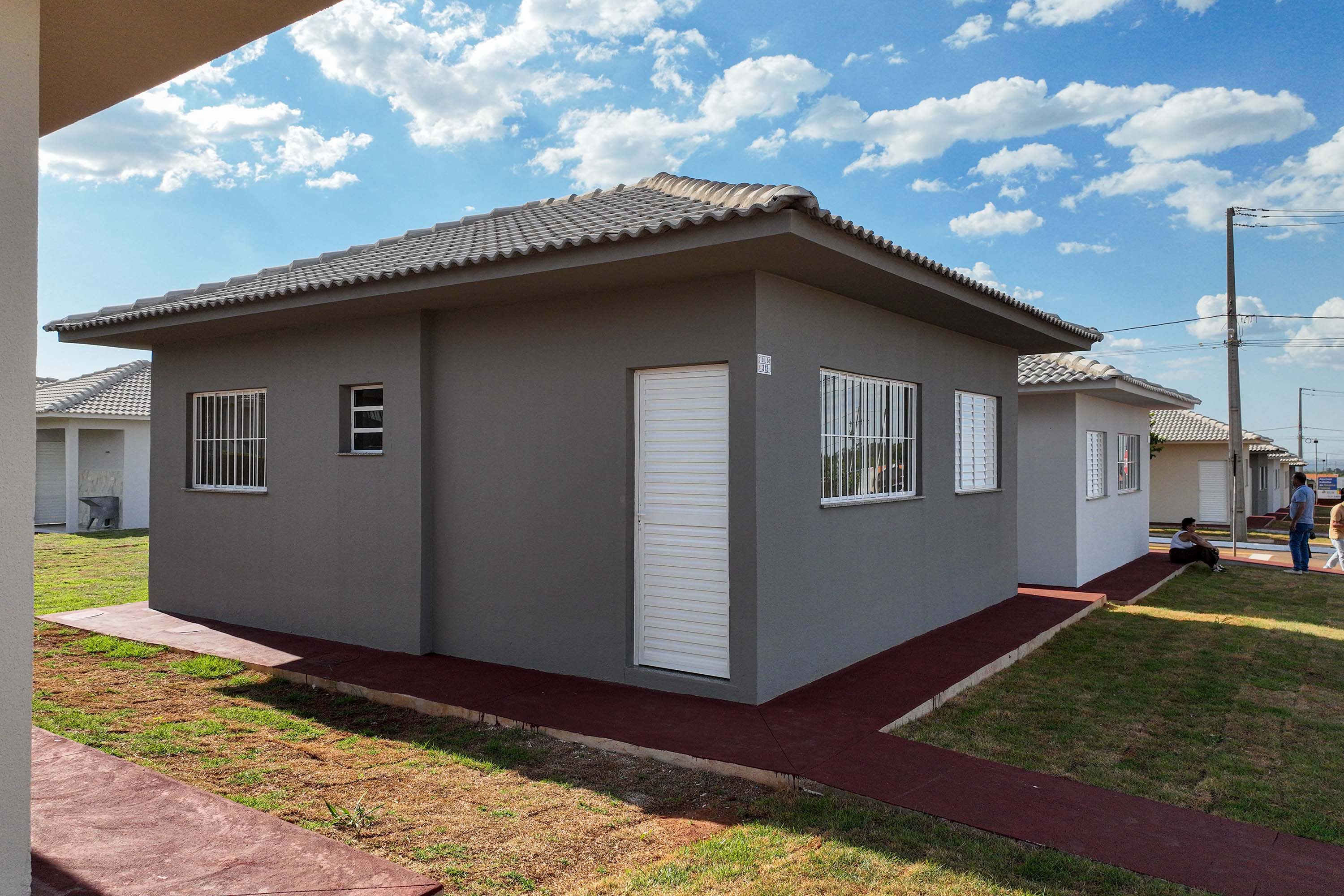 Governador entrega moradias e anuncia R$ 36,2 milhões para estradas rurais em Terra Rica