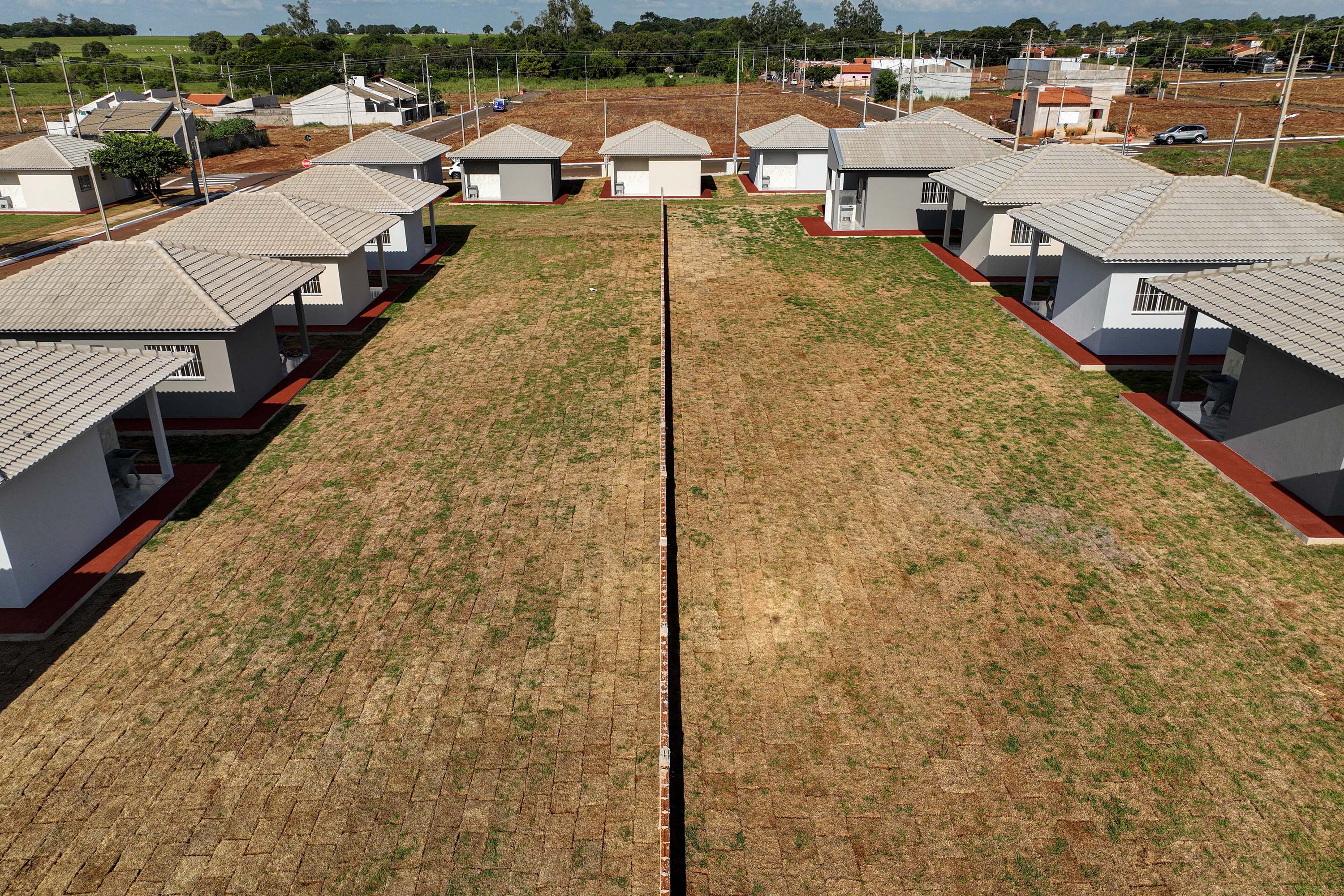 Governador entrega moradias e anuncia R$ 36,2 milhões para estradas rurais em Terra Rica