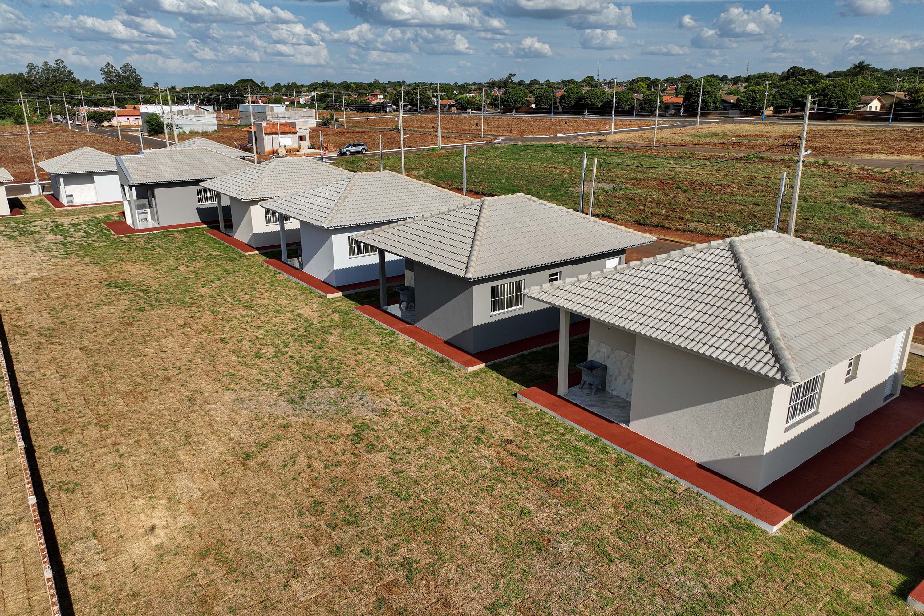 Governador entrega moradias e anuncia R$ 36,2 milhões para estradas rurais em Terra Rica