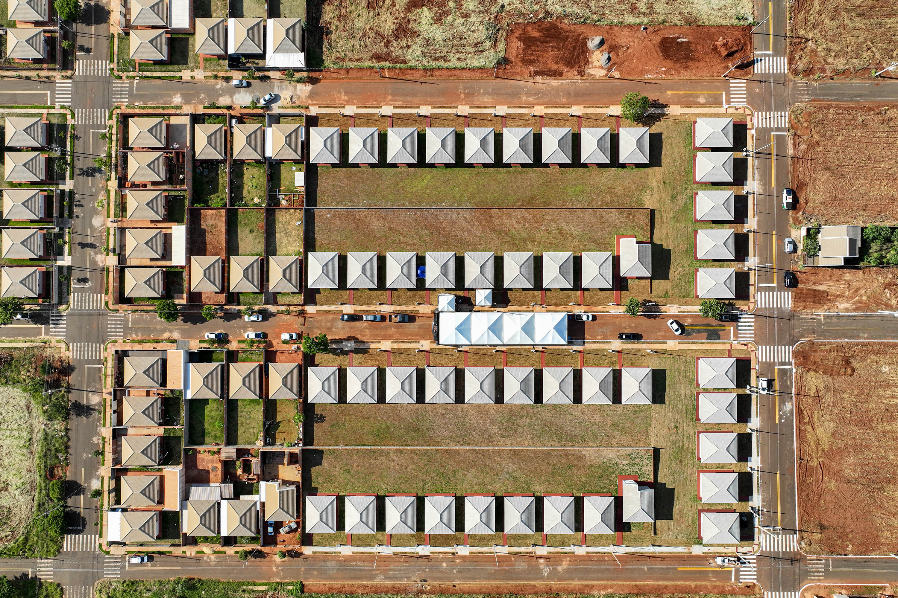 Governador entrega moradias e anuncia R$ 36,2 milhões para estradas rurais em Terra Rica