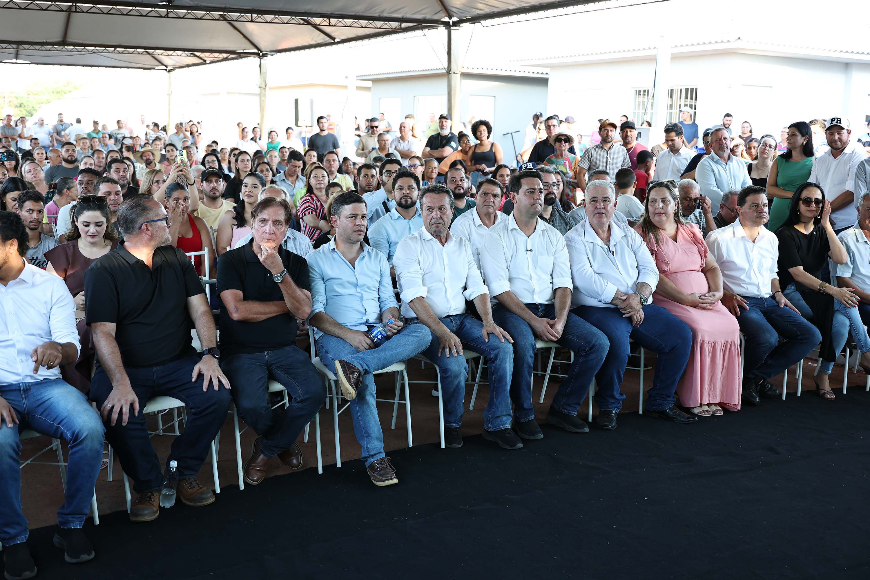 Governador entrega moradias e anuncia R$ 36,2 milhões para estradas rurais em Terra Rica